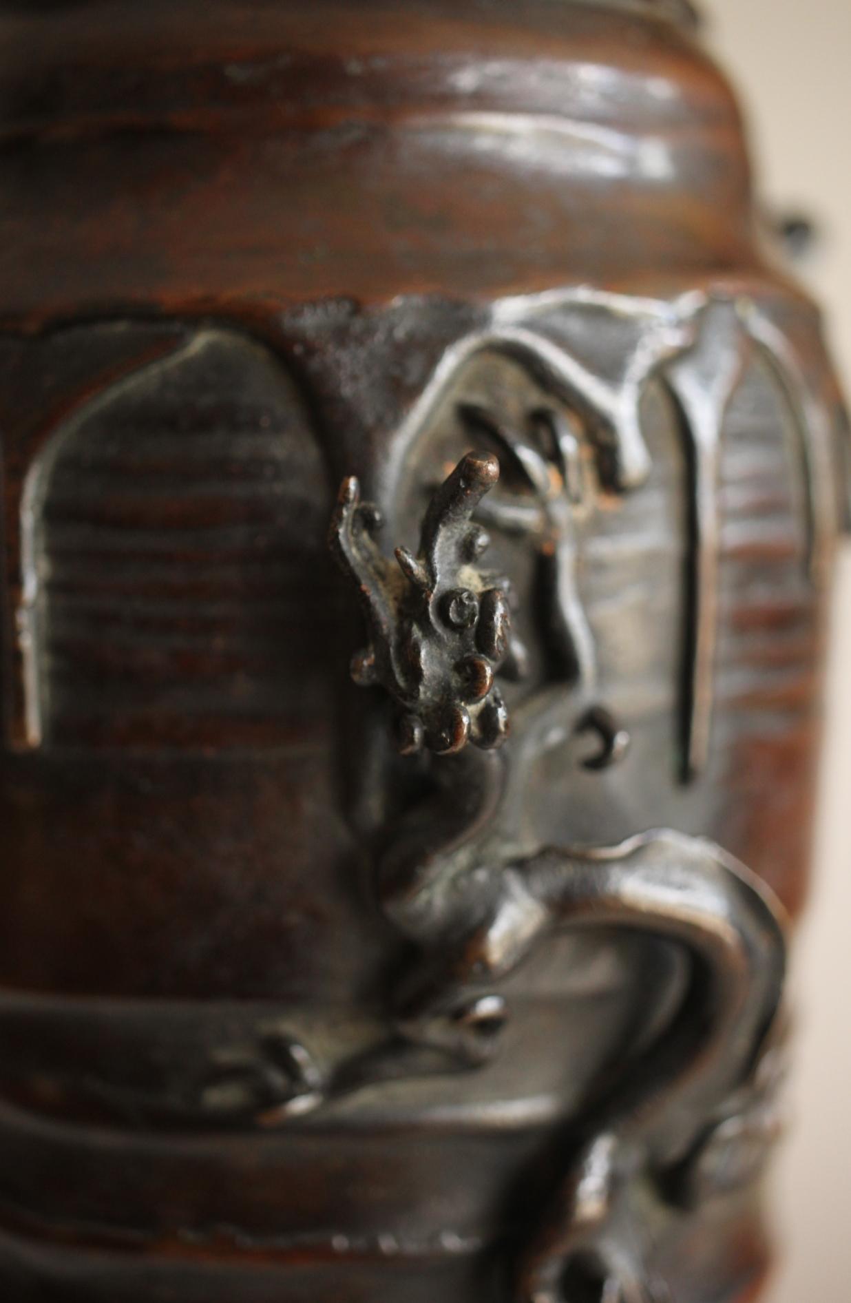 Vaso di antiquariato giapponese Suga Geshin, fusione di cera con motivo del drago della pioggia in vendita 1