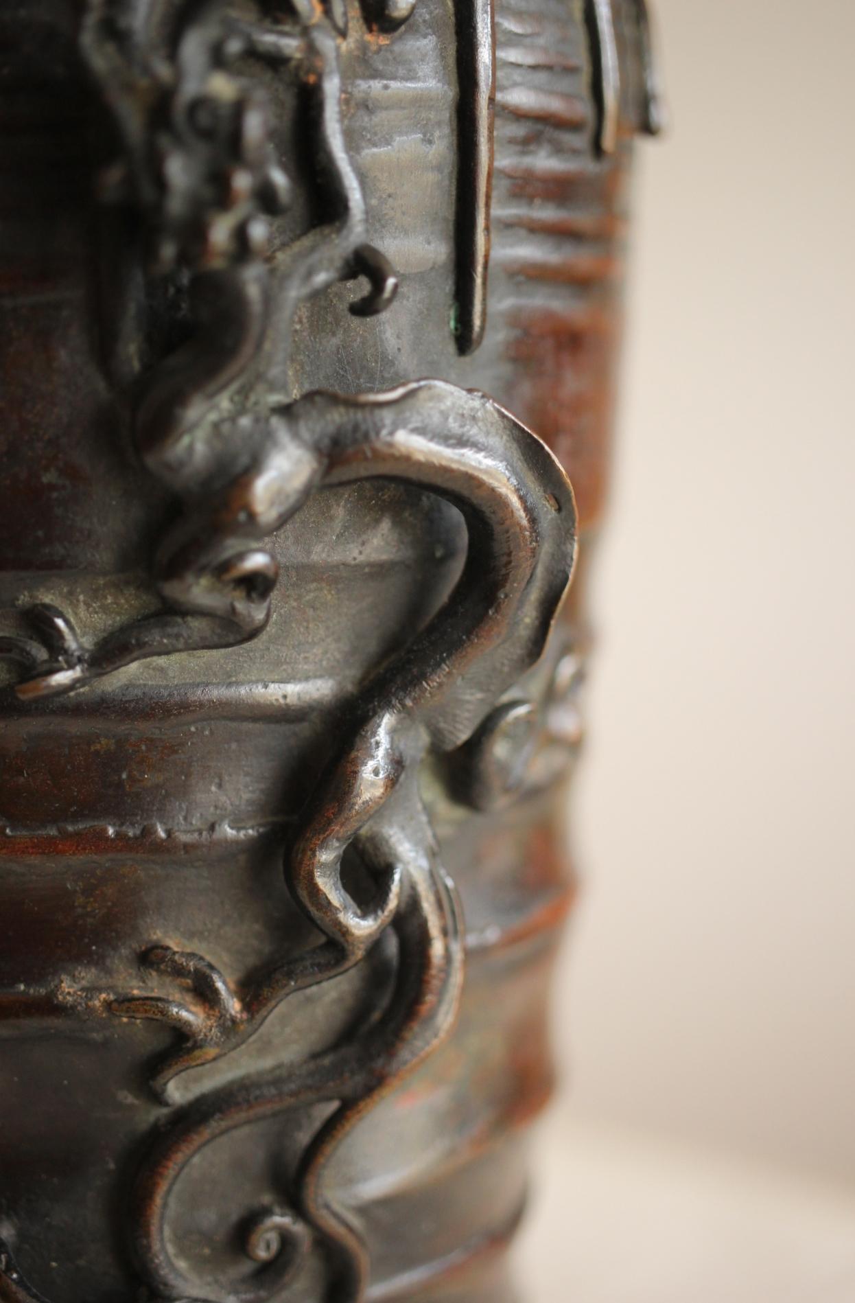 Vaso di antiquariato giapponese Suga Geshin, fusione di cera con motivo del drago della pioggia in vendita 2