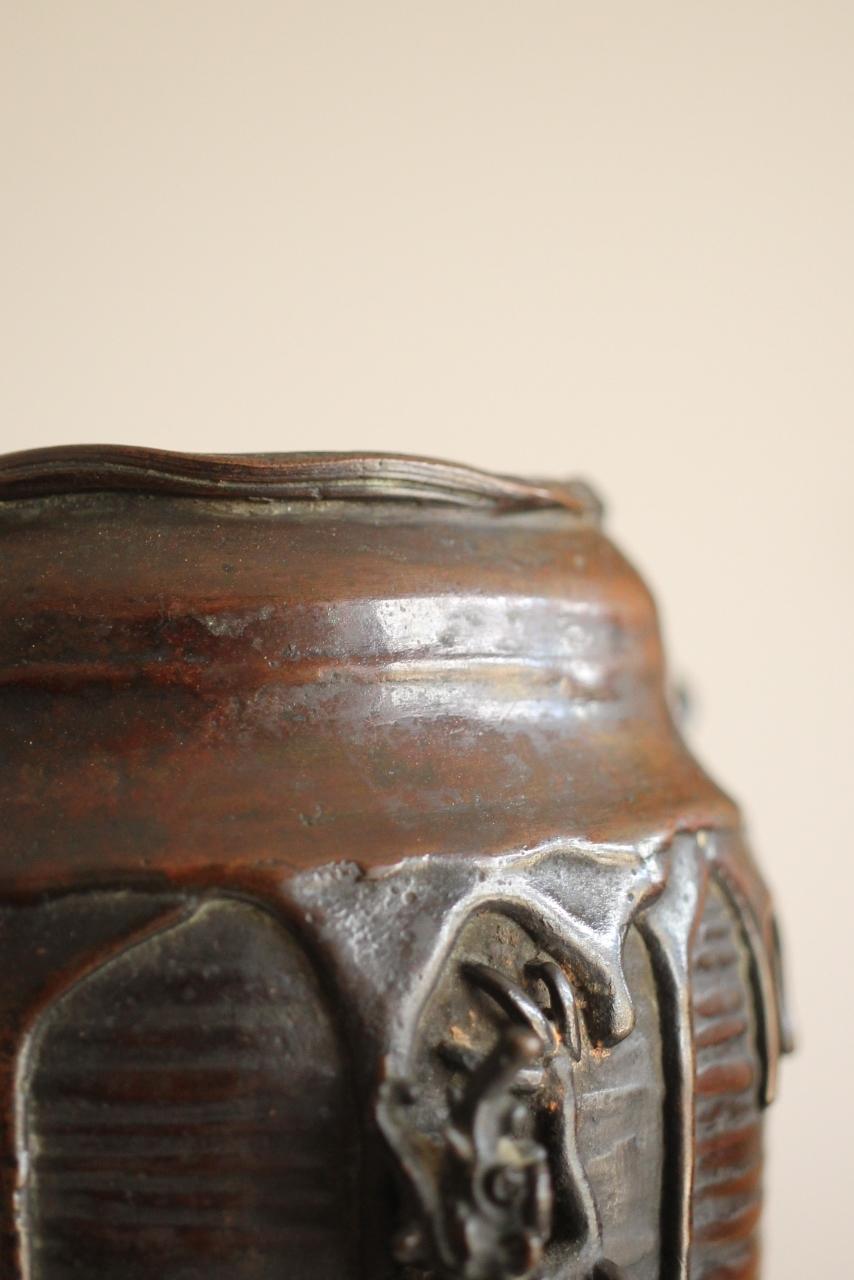 Vaso di antiquariato giapponese Suga Geshin, fusione di cera con motivo del drago della pioggia in vendita 3