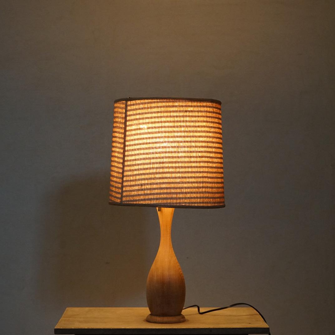 This is a Japanese old table lamp.
The plain wood stand creates a nice atmosphere.

Two light bulbs can be installed, and the brightness can be adjusted and turned on and off at hand, making it easy to use.

The wiring and socket have been replaced