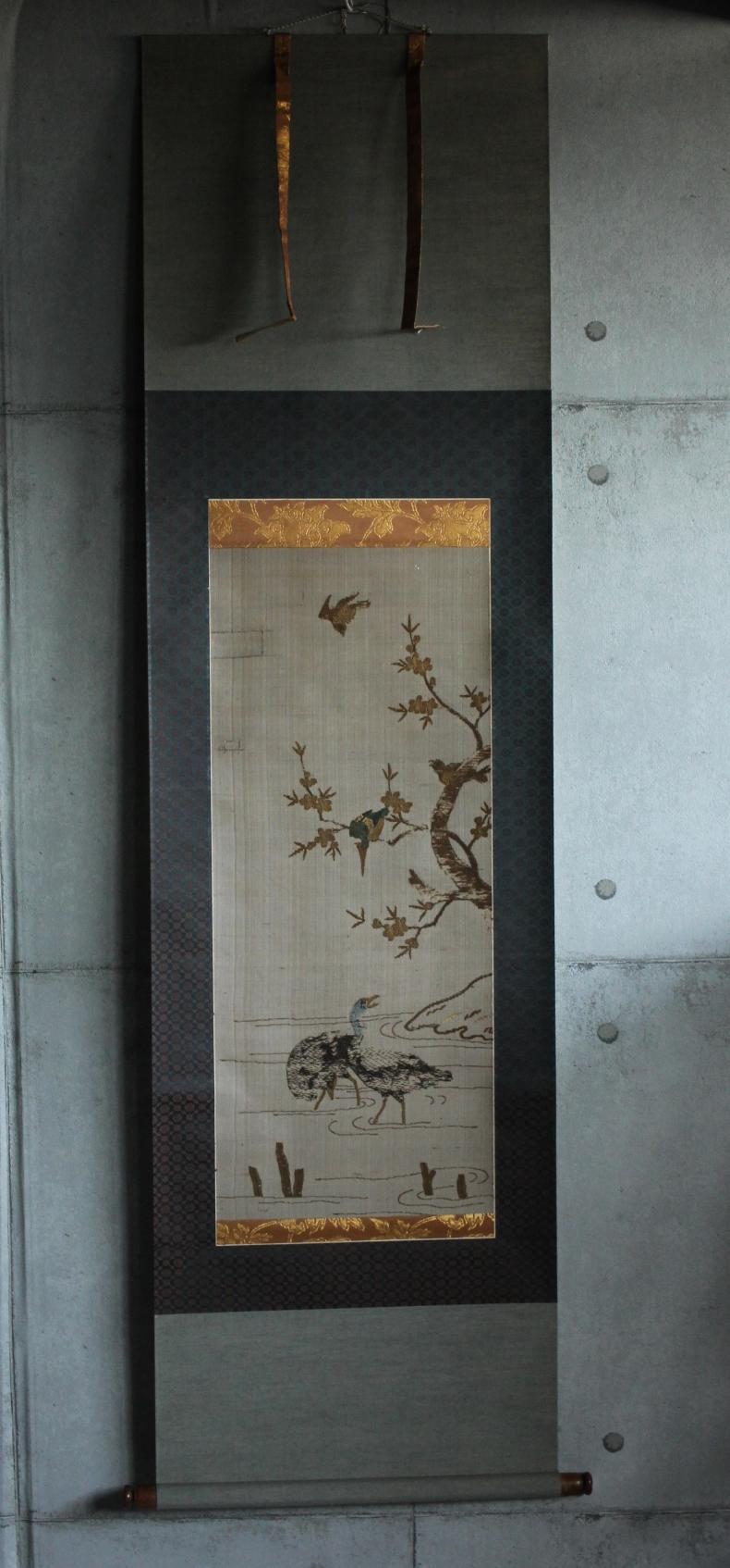 Embroidery, scroll tip: wood
Embroidery Size: 320 (W) x 760 (H) [mm], 
Overall: 470 (W) x 1650 (H) [mm]
Box size: 80×70×630㎜ 800g

Takeya-machi embroidery has a long history. 
When Toyotomi Hideyoshi developed the capital of Kyoto, 
he gathered