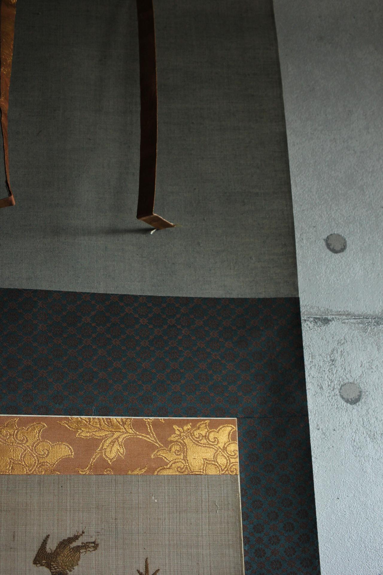 Japanese Antiques Takeya-machi embroidery, bird picture, hanging scroll In Fair Condition For Sale In Niiza, JP