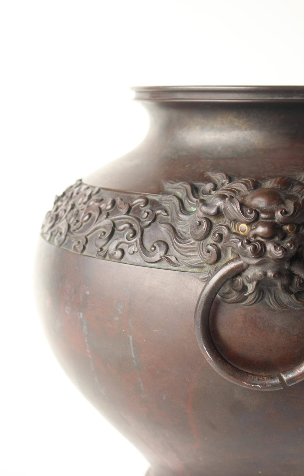 Japanese Antiques Tokyo copperware Takahashi Ryoun lion, peony motif big vase For Sale 5