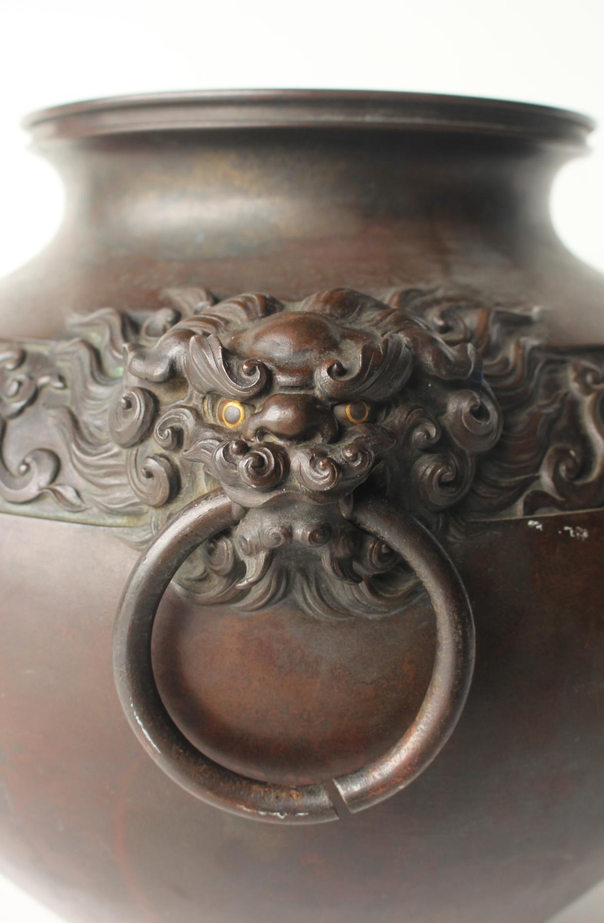 Japanese Antiques Tokyo copperware Takahashi Ryoun lion, peony motif big vase For Sale 6