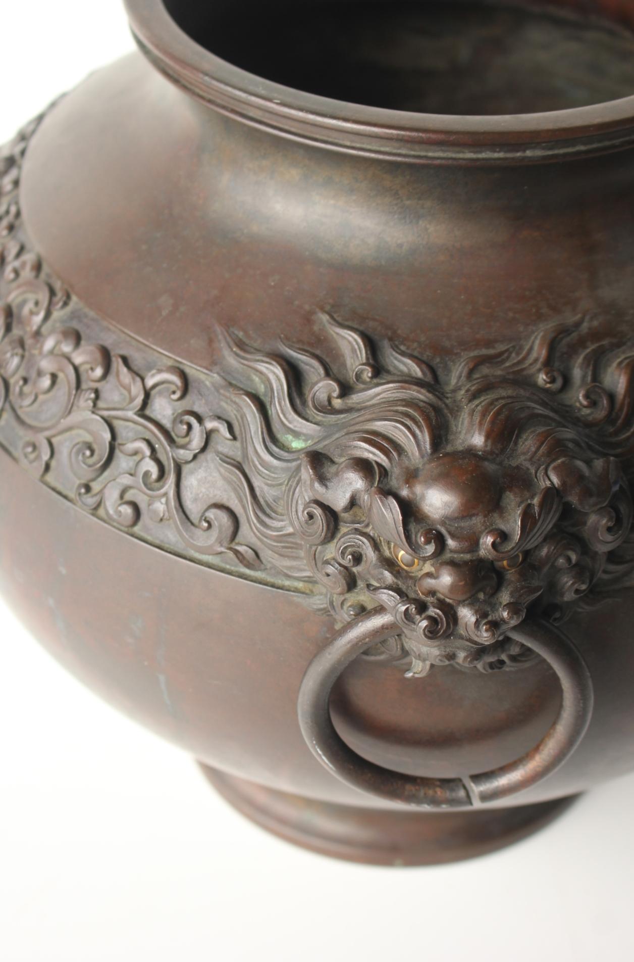 Japanese Antiques Tokyo copperware Takahashi Ryoun lion, peony motif big vase For Sale 8