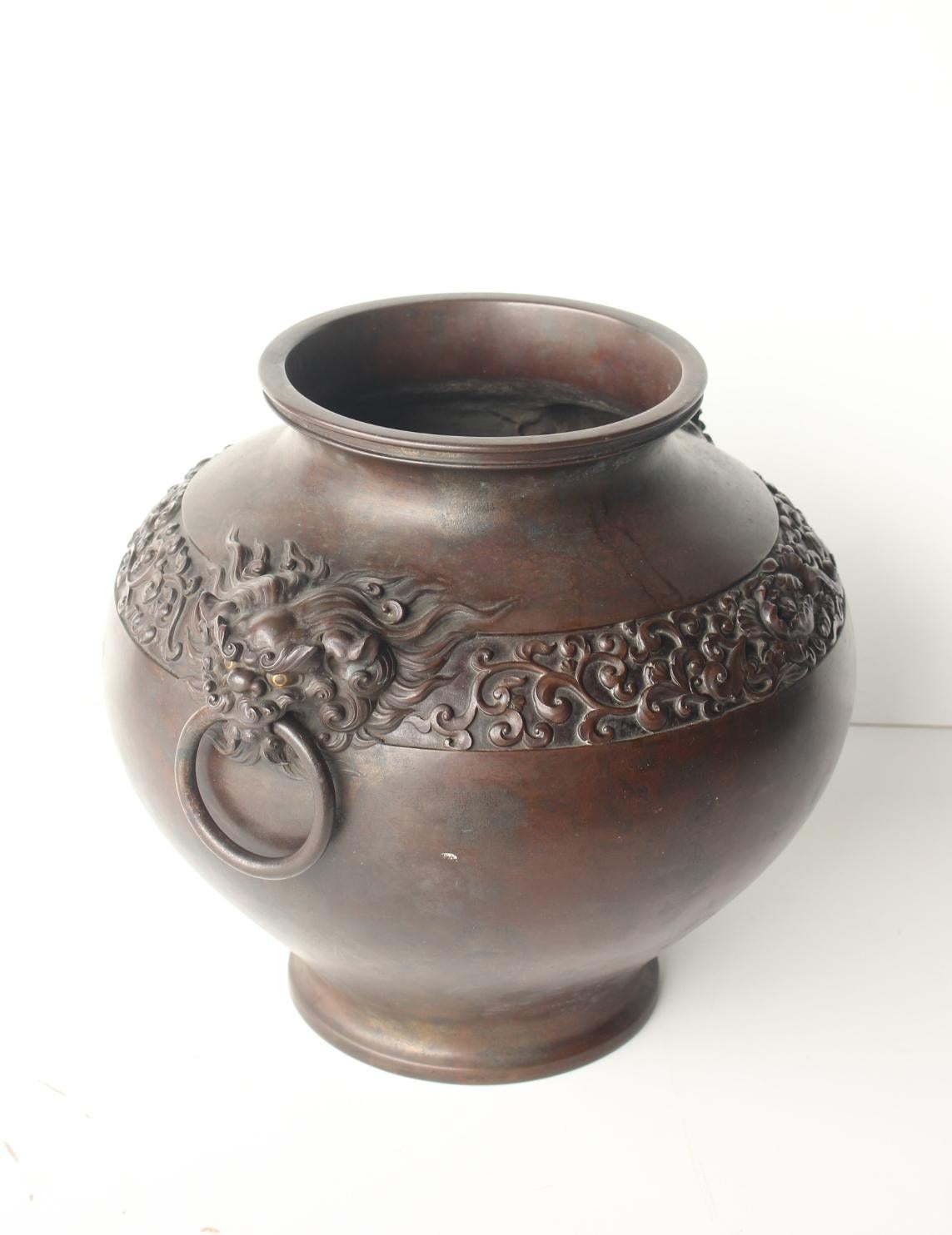 Japanese Antiques Tokyo copperware Takahashi Ryoun lion, peony motif big vase In Good Condition For Sale In Niiza, JP