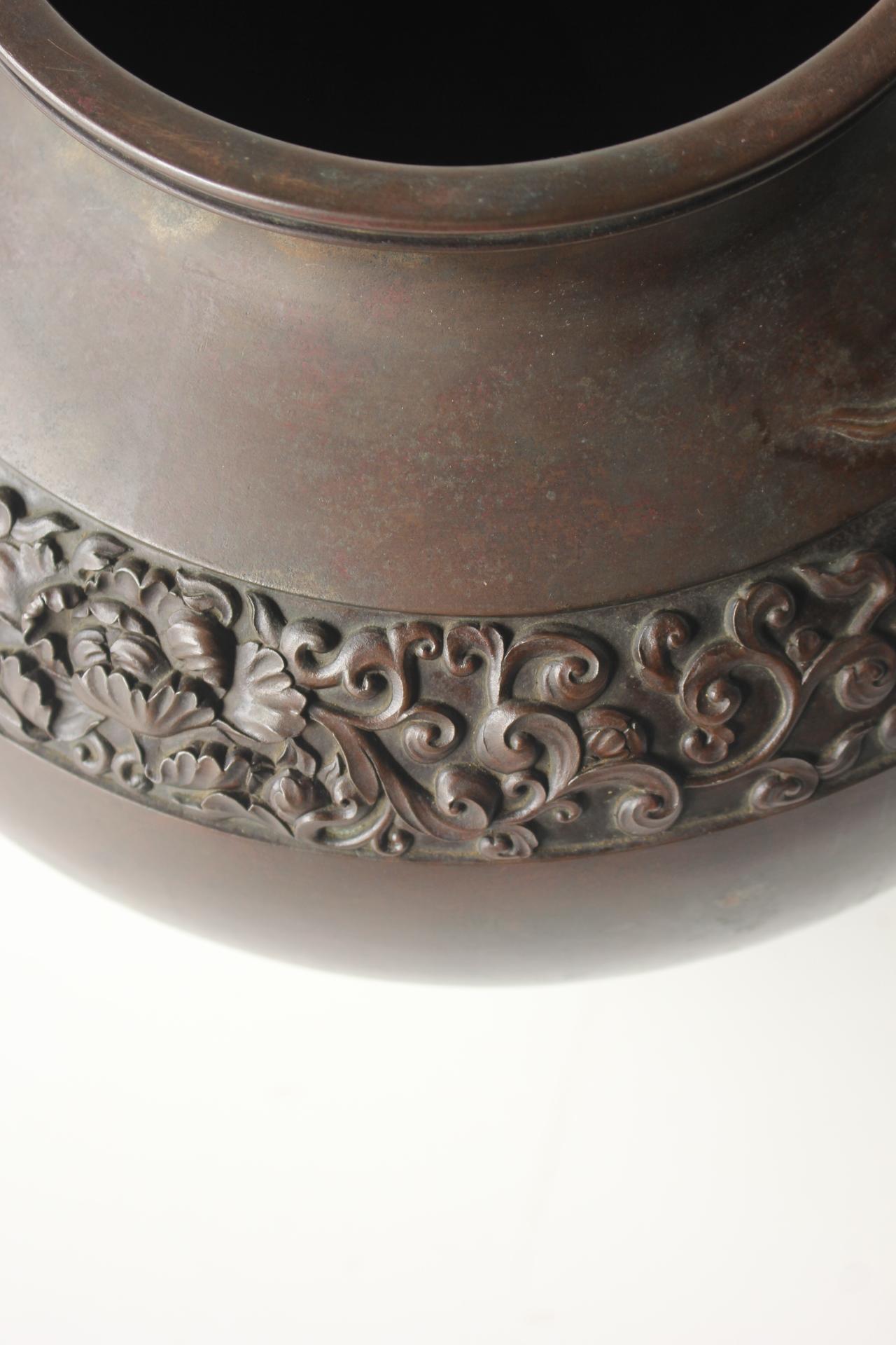 Japanese Antiques Tokyo copperware Takahashi Ryoun lion, peony motif big vase For Sale 3