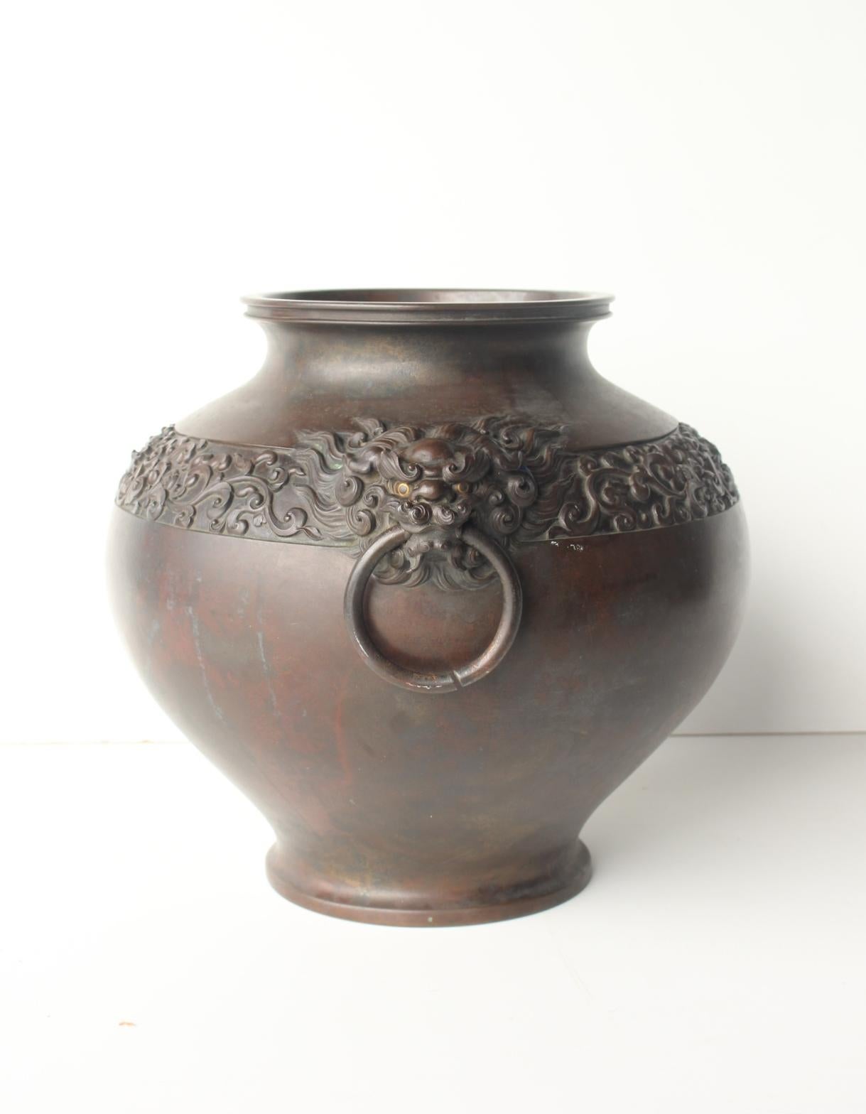 Japanese Antiques Tokyo copperware Takahashi Ryoun lion, peony motif big vase For Sale 4