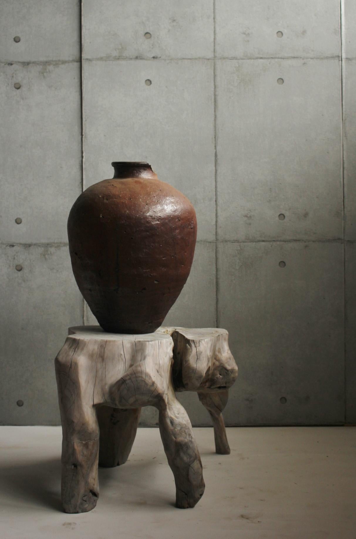 Tabletop: 480(W) x 380(H) [mm]
Overall: 650(W) x 480(H) x 400(D) [mm]
12kg

The material is thought to be Zelkova. It was used as a stool or decorative stand.
The hollows are visible, so it is best to handle it with care.
The branched parts were