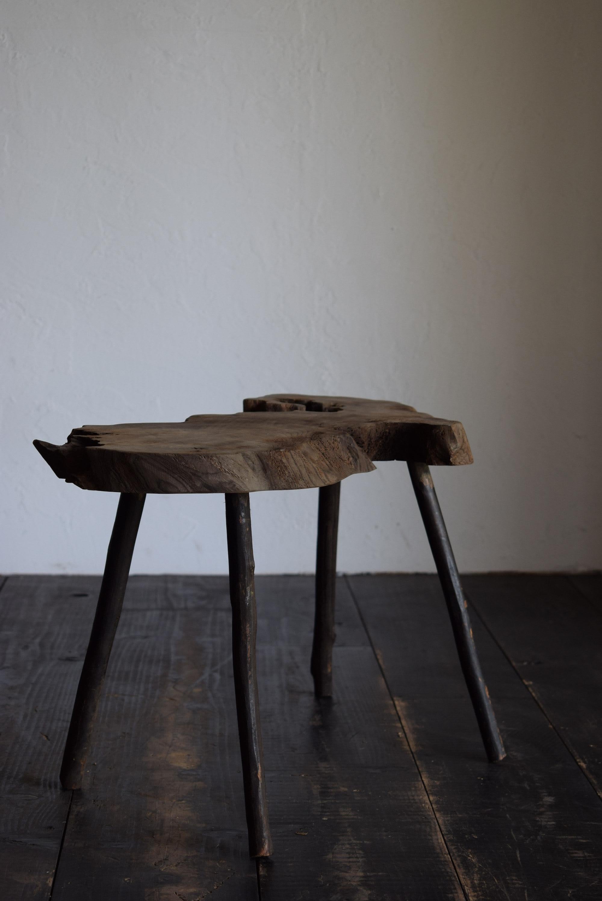 This table is made from branches repurposed from some of Japan's most antique folk tools, combined with old zelkova planks. Its small size makes it suitable for use as a side table or stand.

The zelkova plank that forms the table top has an