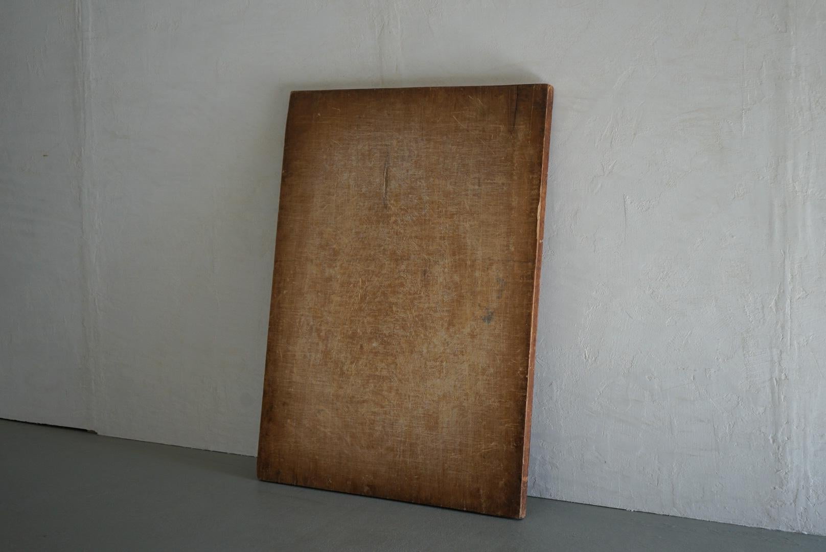This is an old Japanese work board.

This was used to roll mochi into balls.
That is why traces of wheat remain.

In the past, when food conditions were harsh, rice cakes and other foods eaten on special occasions must have been much more of a treat