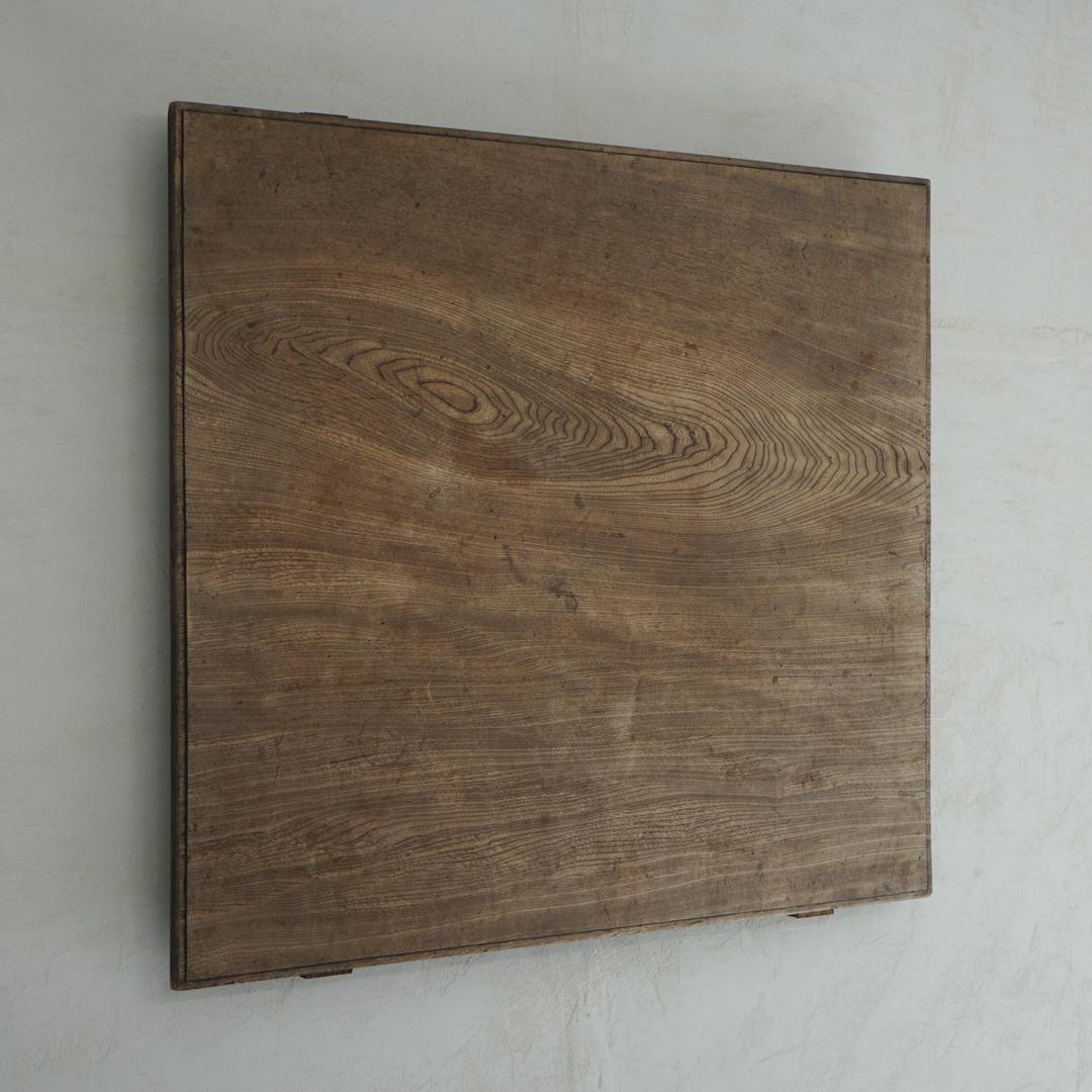 This is an old Japanese wooden board.
It is a single board with beautiful wood grain.

I think this was probably used for the top of the work table.
It was already in this state when I found it.
It is large and looks impressive when hung on the