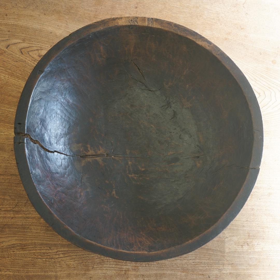 This is a Japanese wooden bowl.
It is a folk craft that was used in daily life.
I don't know what kind of wood it's made of, but it's sturdy.

Since it is made by hand, it has a distorted shape.
There are countless knife marks left on the front and