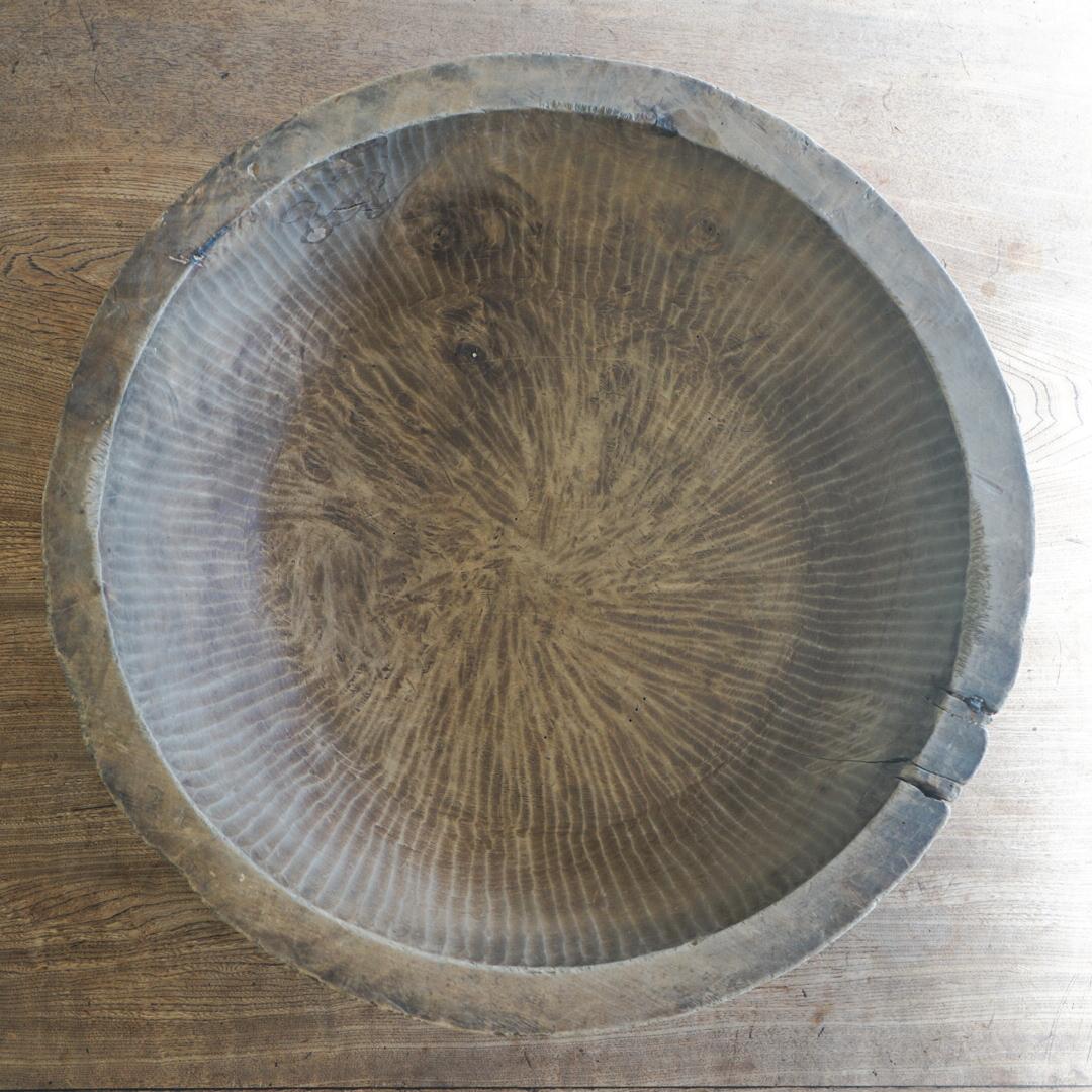 This is a Japanese wooden bowl.
It is a folk craft that was used in daily life.
I don't know what kind of wood it's made of, but it's sturdy.

Since it is made by hand, it has a distorted shape.
There are countless knife marks left on the front and