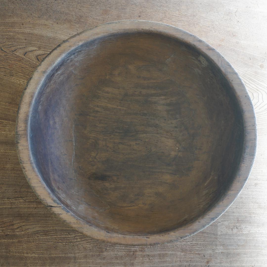 Il s'agit d'un bol japonais en bois.
Il s'agit d'un artisanat populaire utilisé dans la vie quotidienne.
Je ne sais pas de quel bois il est fait, mais il est solide.

Comme il est fabriqué à la main, il a une forme déformée.
D'innombrables marques