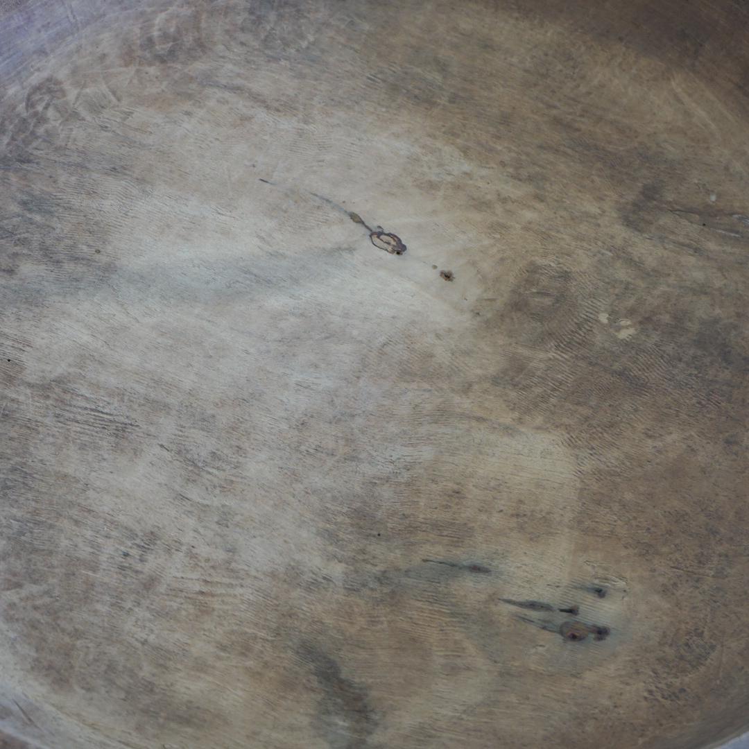 This is a Japanese wooden bowl.
It is a folk craft that was used in daily life.
I don't know what kind of wood it's made of, but it's sturdy.
Despite its size, it is made from a single log.

Since it is made by hand, it has a distorted shape.
There