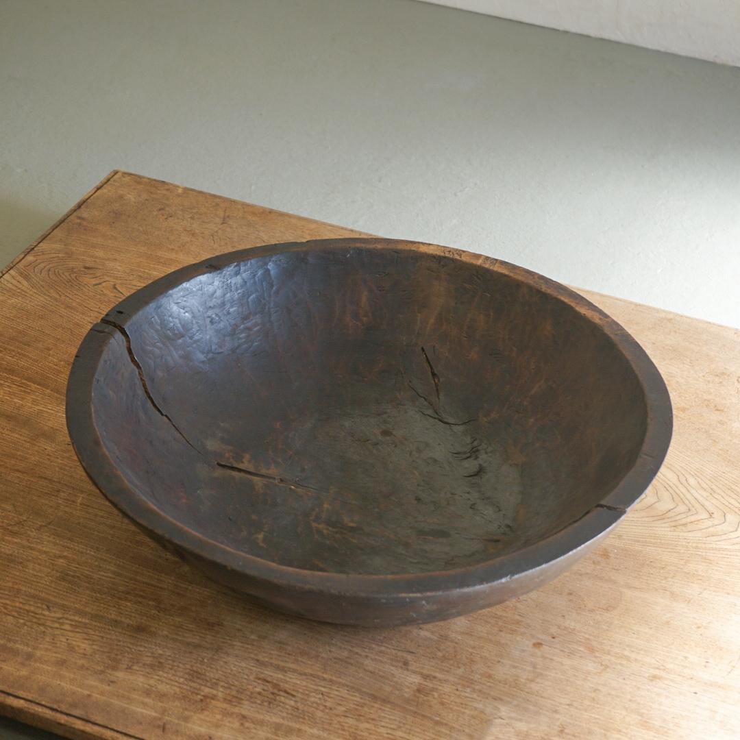 This is a Japanese wooden bowl.
This is a set of 5 pieces.
It is a folk craft that was used in daily life.
I don't know what kind of wood it's made of, but it's sturdy.

Since it is made by hand, it has a distorted shape.
There are countless knife