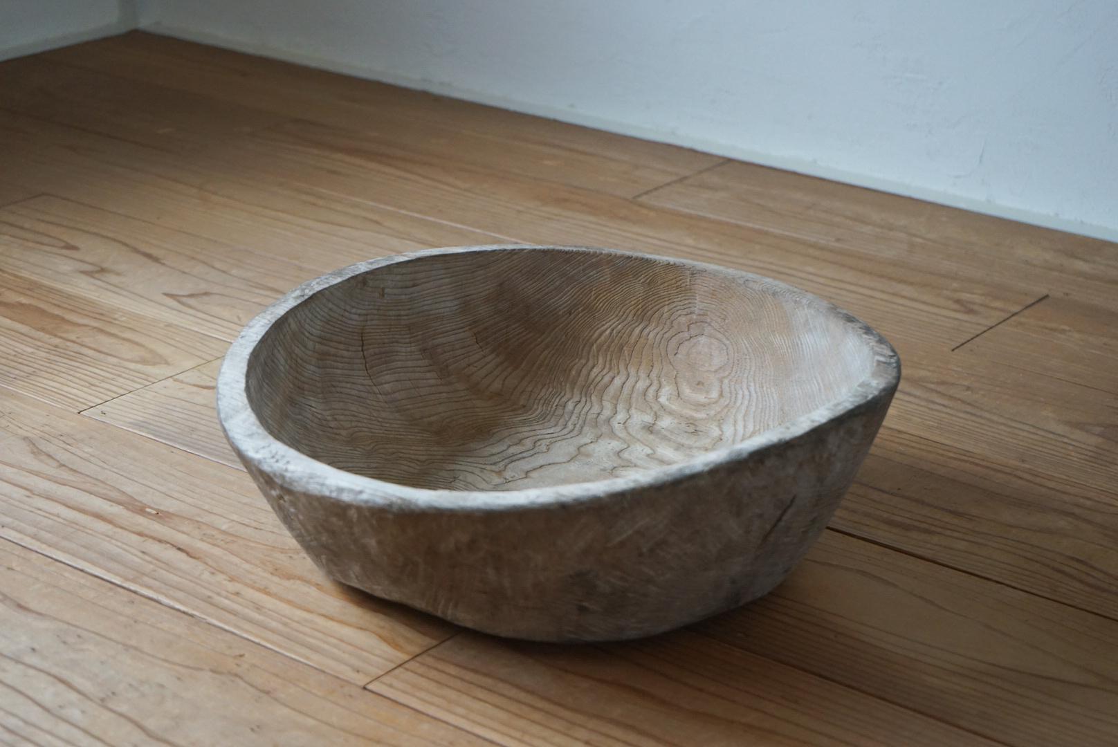 This is an old Japanese wooden bowl.
It is made of Sen wood.

Sen tree is an Asian tree with a grain similar to zelkova.

Since it is made by hand, it has a distorted shape. 
You can feel the handiwork of old craftsmen.

There are cracks in some