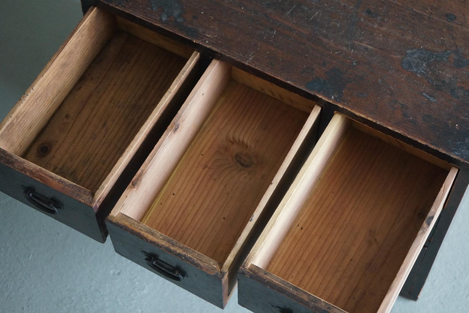 Boîte de rangement japonaise ancienne à tiroirs en bois des années 1910-1930 Wabi-Sabi en vente 3