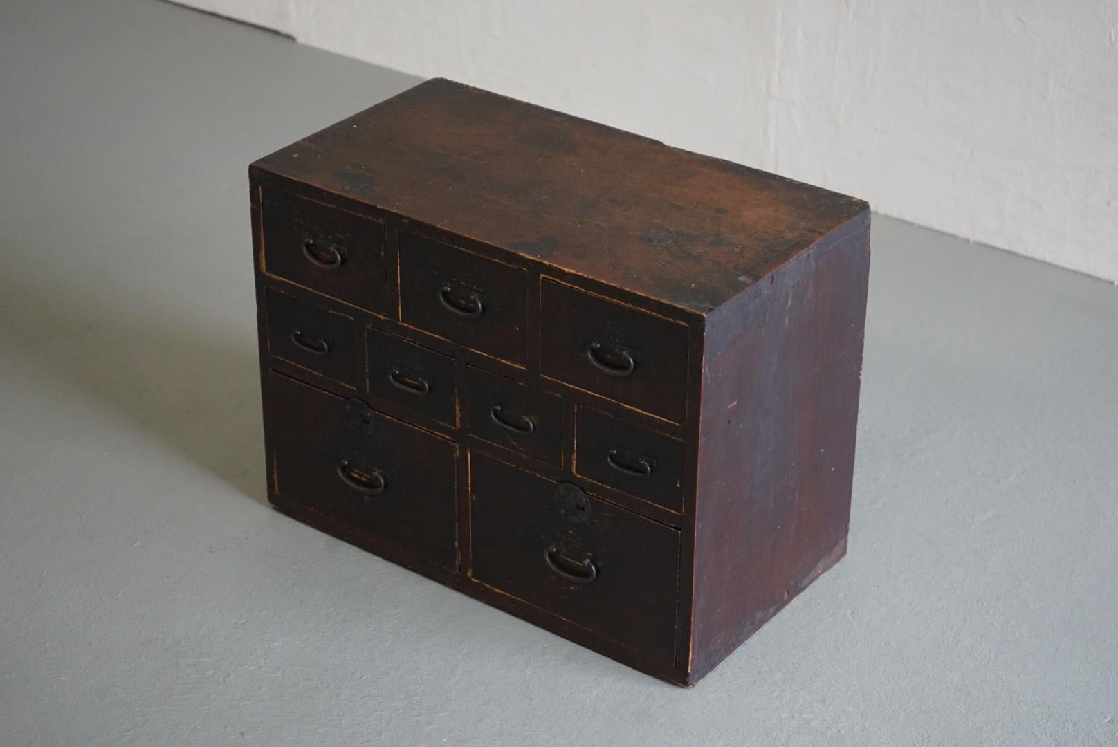 This is an old Japanese drawer.

The color that has deepened over time is very beautiful.
The material is unknown, but it is well made.

There are 9 drawers in total, which are useful for storing small items.

The handle is made of iron.
One plate