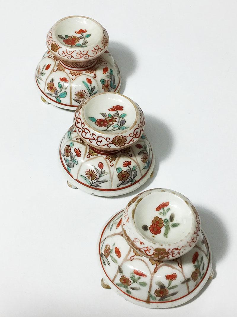 Japanese Arita, Amsterdams Bont, tripod salt cellars, 1690-1730

European decoration on Japanese porcelain.
