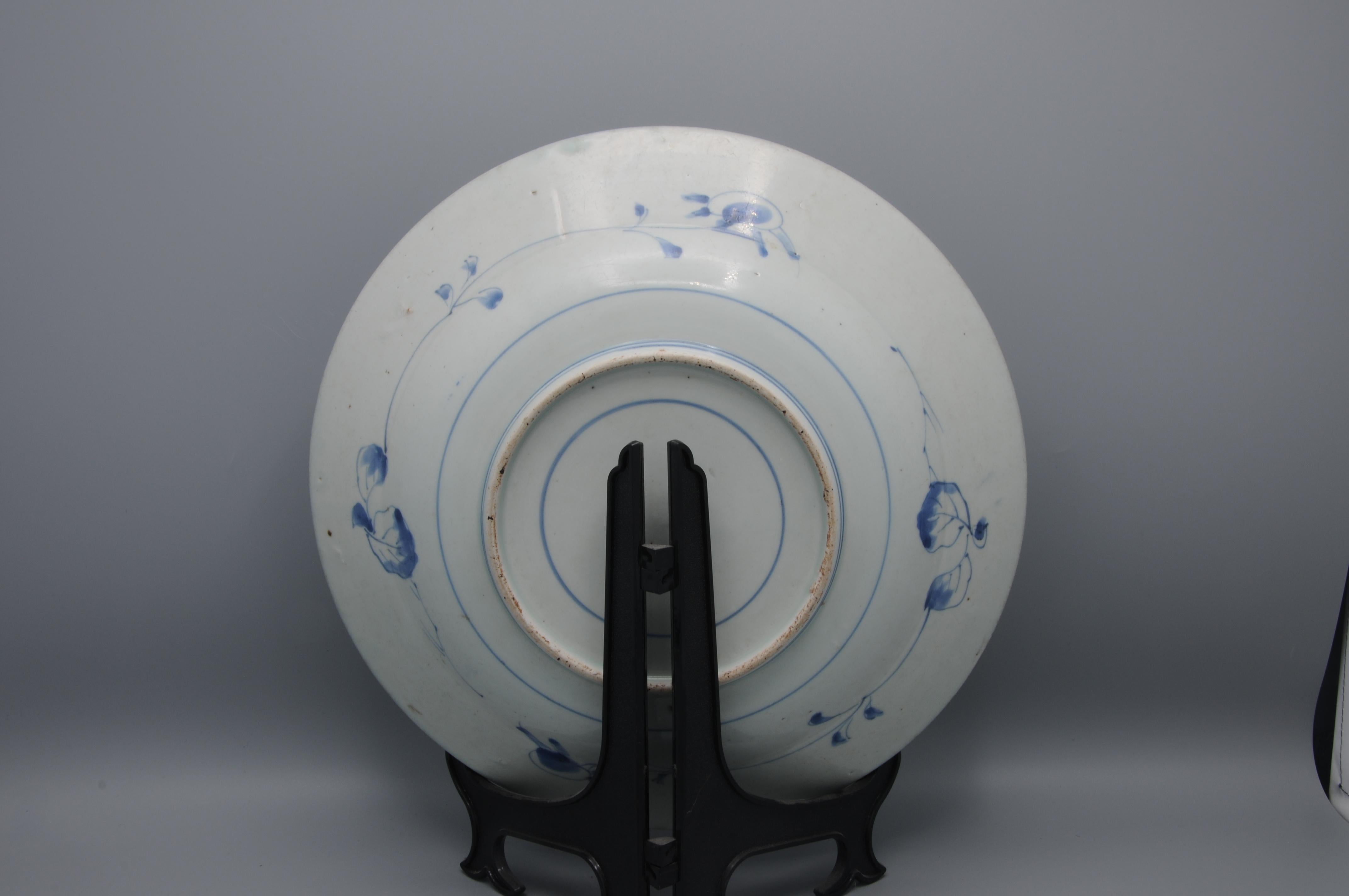 Plato Kraak Japonés Arita Azul y Blanco - Periodo Edo, finales del XVII en venta 2