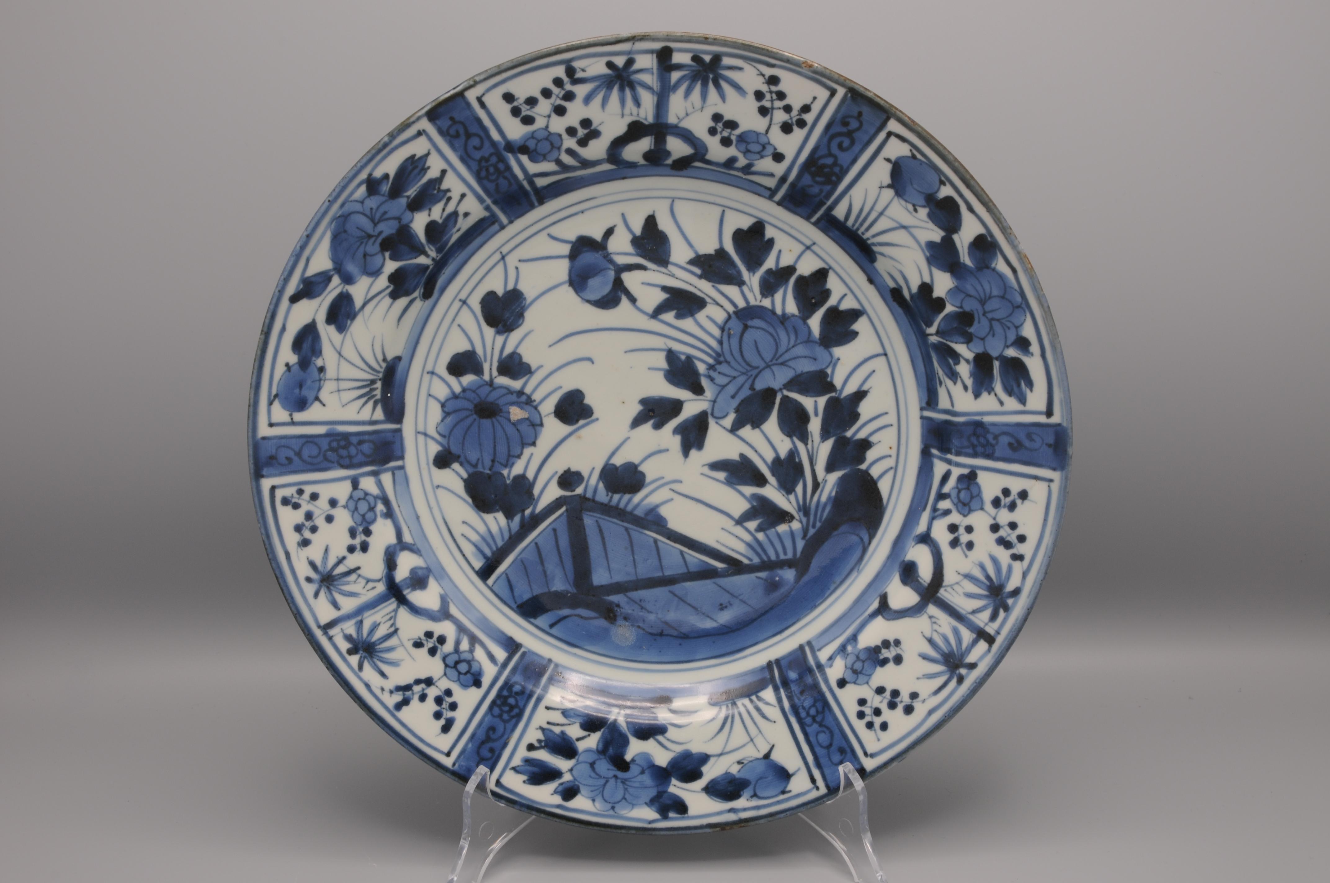 Japanese Arita Blue and White Kraak Dish - Edo Period, late 17th In Good Condition In DELFT, NL