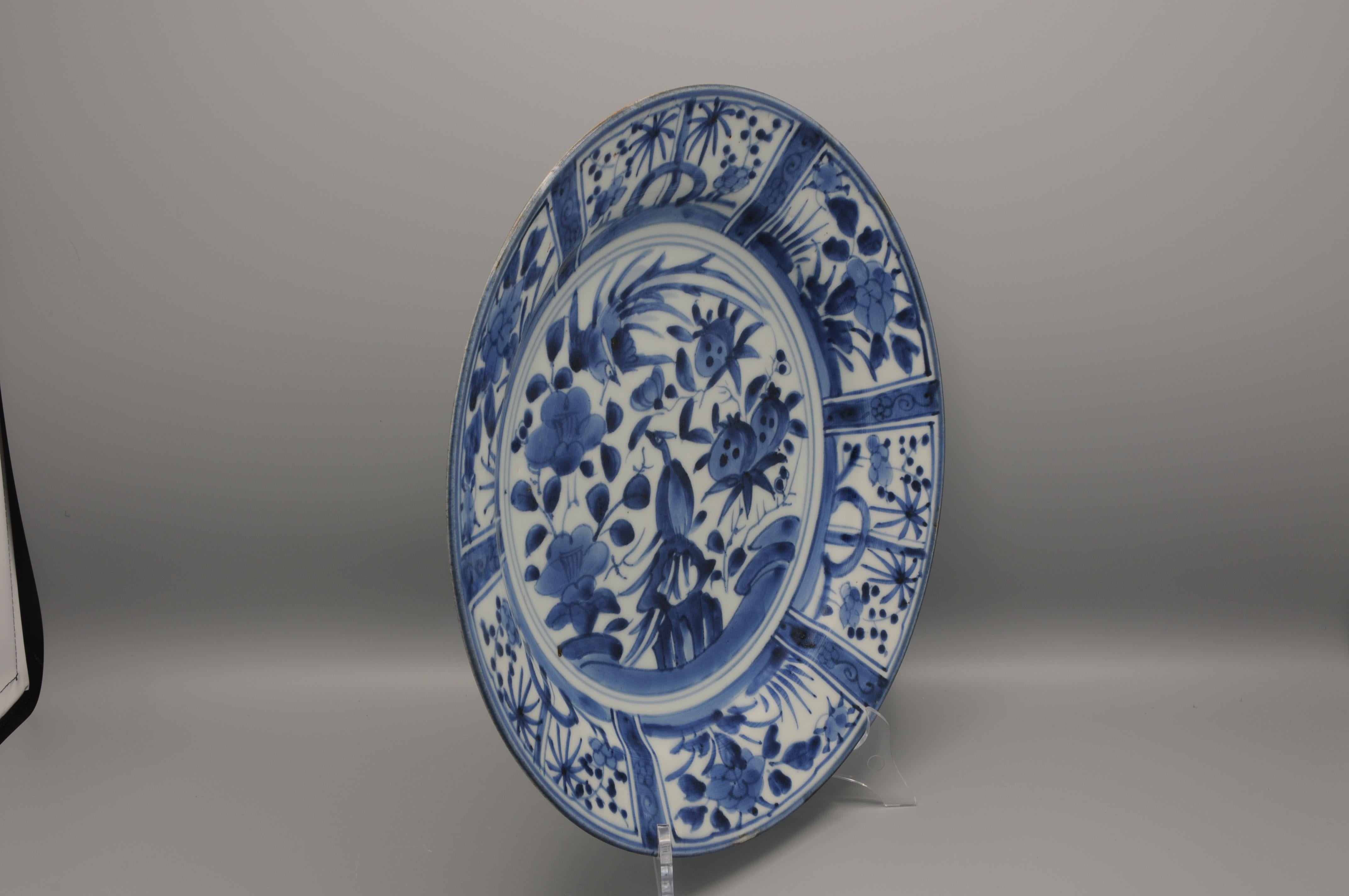 Japanese Arita Blue and White Kraak Dish - Edo Period, late 17th In Good Condition In DELFT, NL