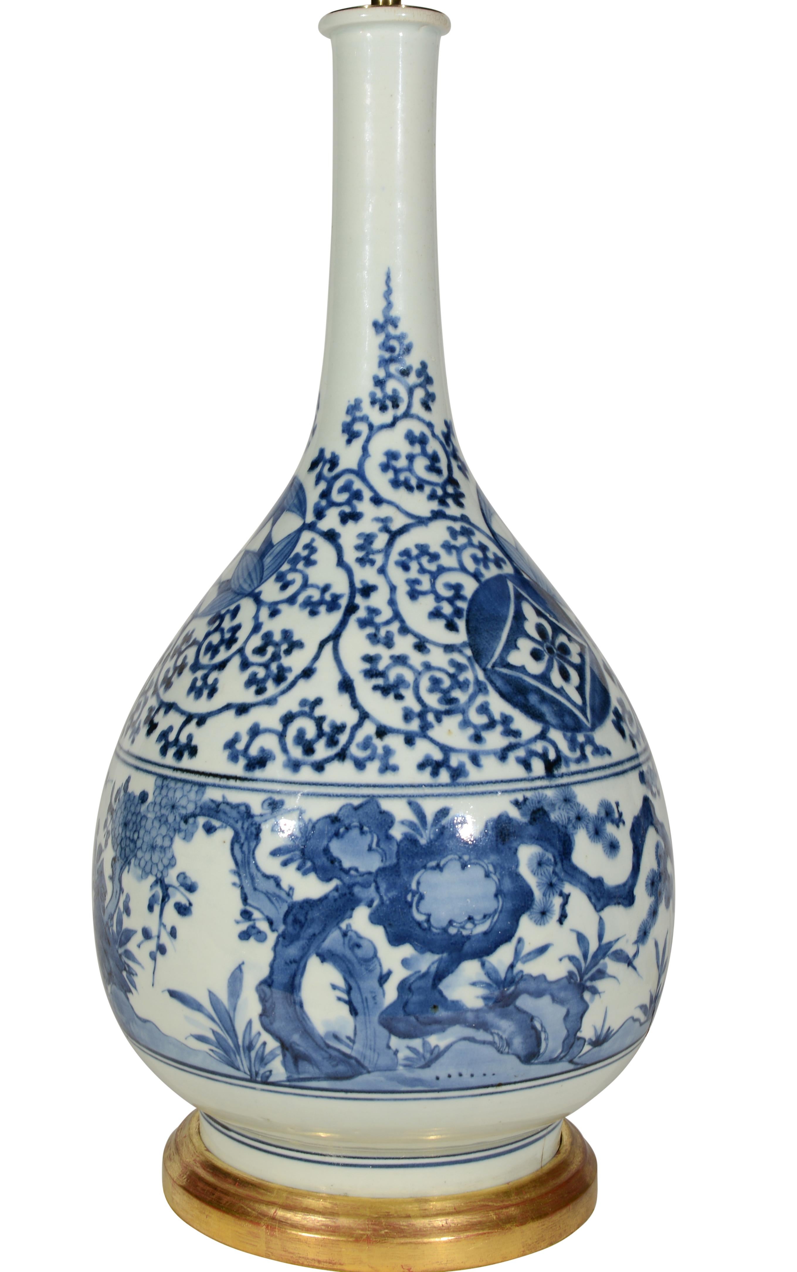 Fino y raro jarrón de gran tamaño de mediados del siglo XVII, de porcelana japonesa de Arita, decorado en tonos azules sobre fondo blanco, con flores y follaje estilizados, ahora montado como lámpara con base torneada dorada a mano.

Altura del