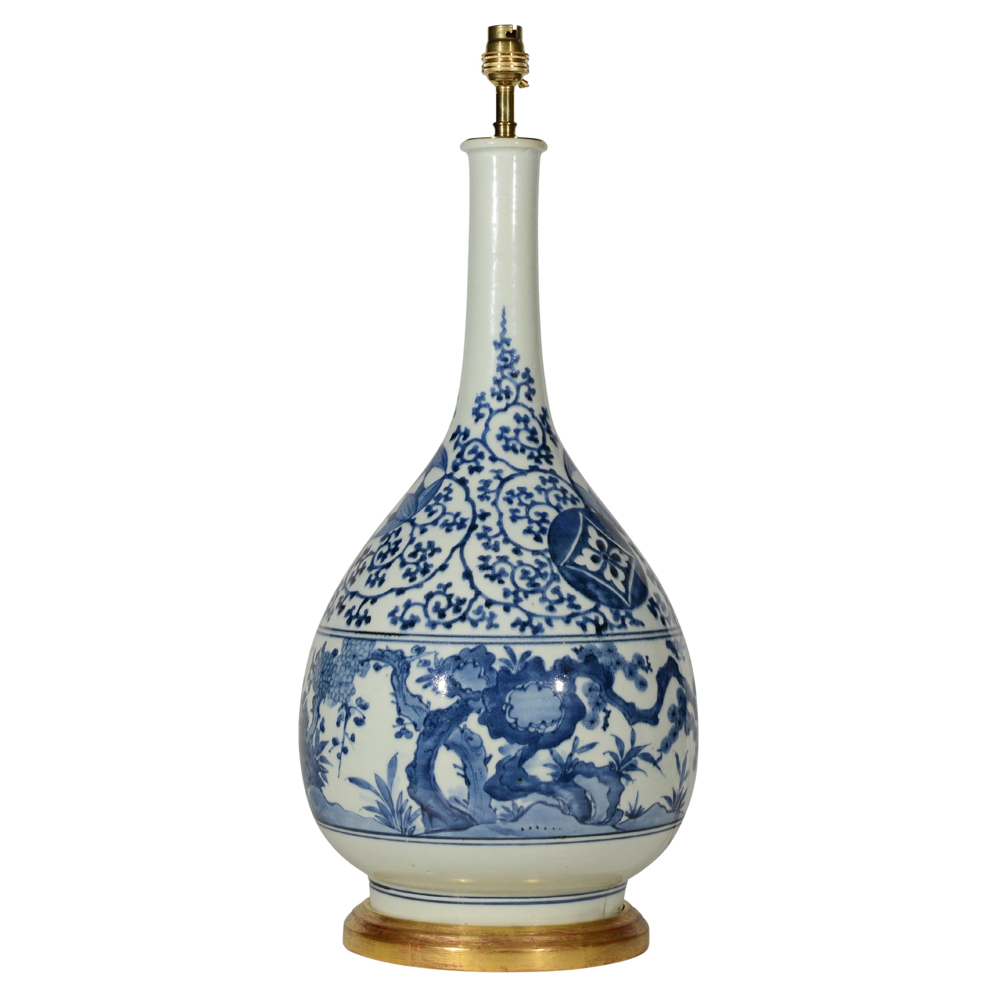 Lampe de table en porcelaine japonaise bleue et blanche du Mid Century Antiques (17e siècle)