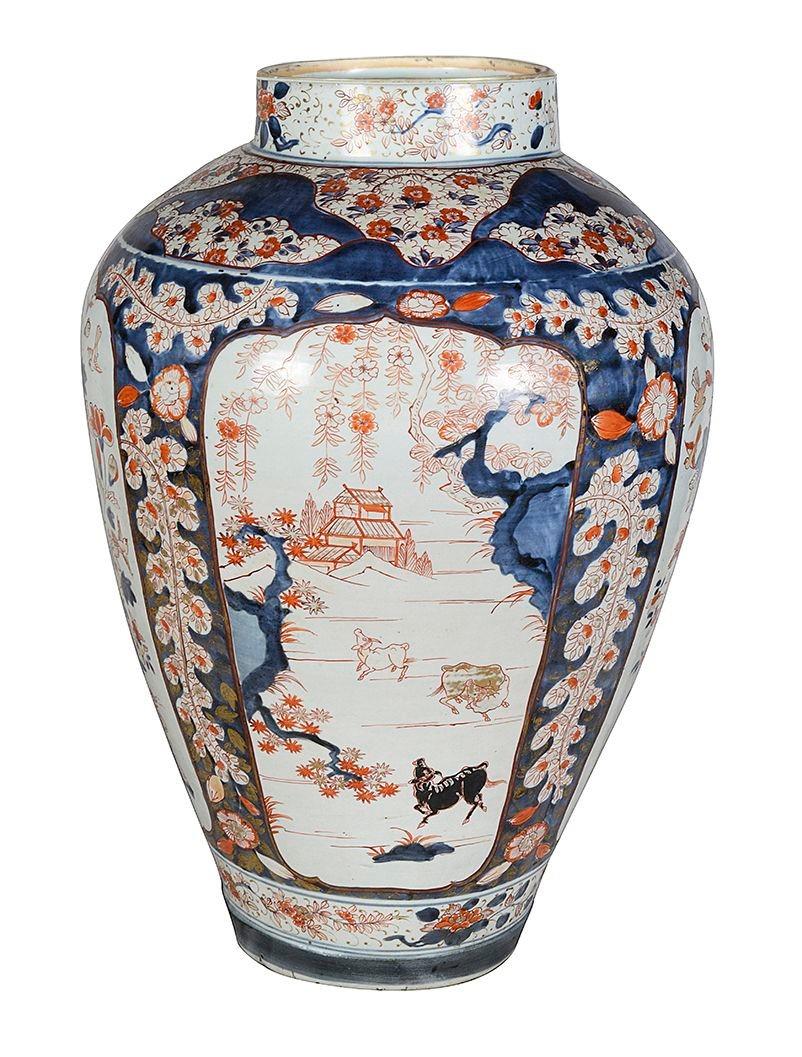 Eine große japanische Arita-Imari-Vase aus dem 18. Jahrhundert, mit schönen kräftigen Farben auf dem Blattwerk und handgemalten Tafeln, die exotische Blumen, Laub, grasende Hirsche in einem Gebirge mit blühenden Bäumen und Pagodengebäuden