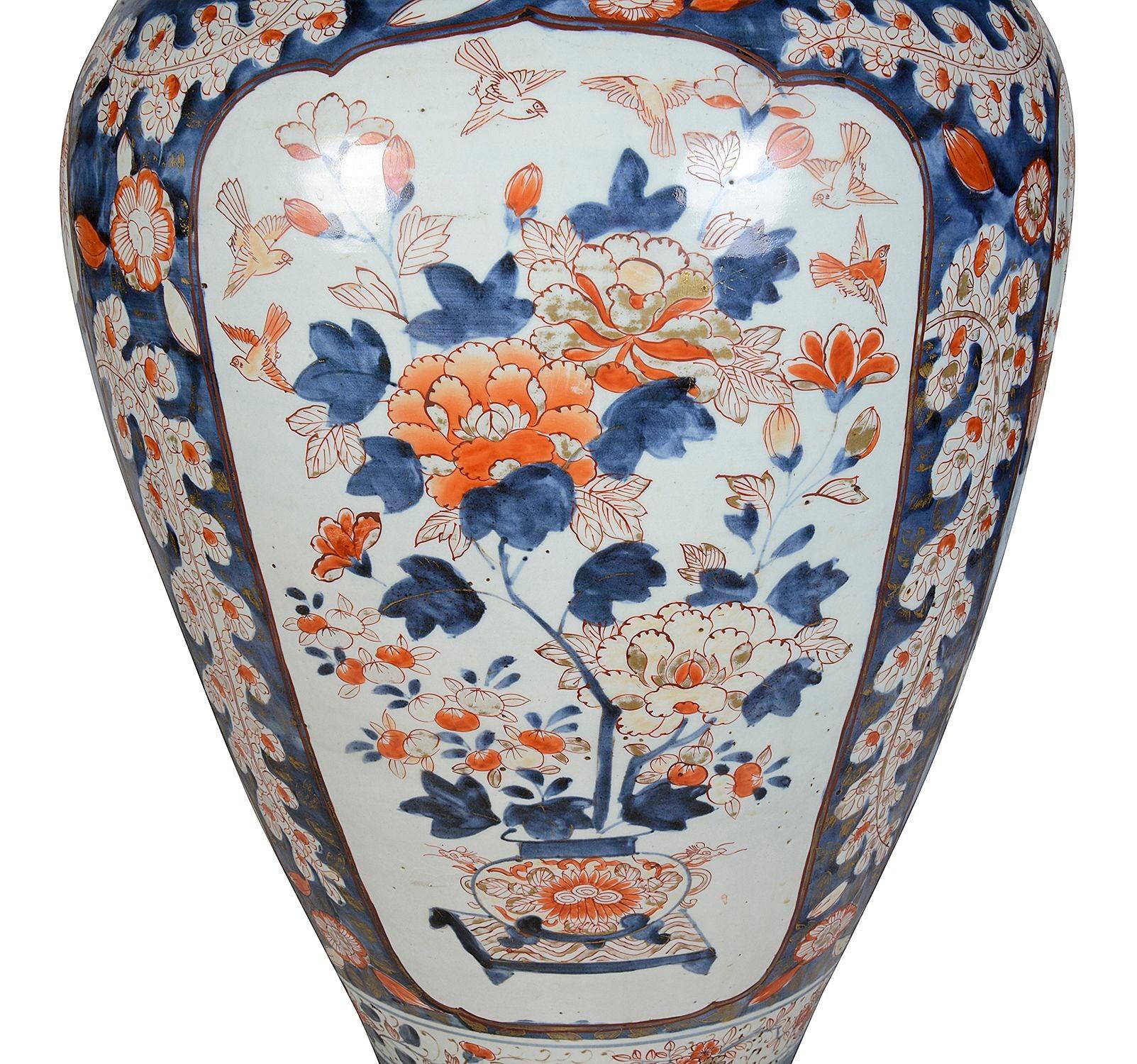 Peint à la main Vase japonais Arita Imari du 18ème siècle. en vente