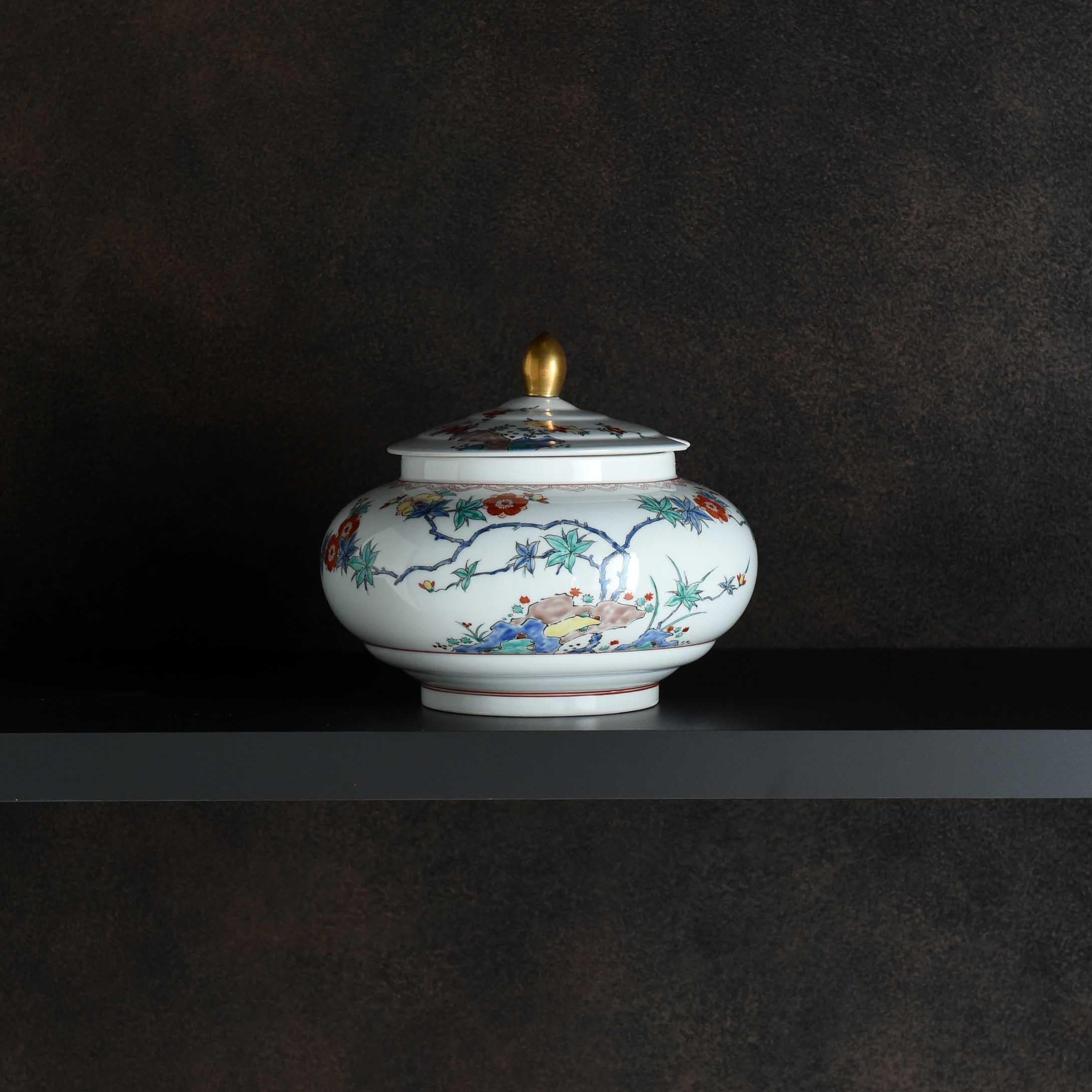 Hand-drawn. The kikyo pattern has long been popular in porcelain painting and decoration.