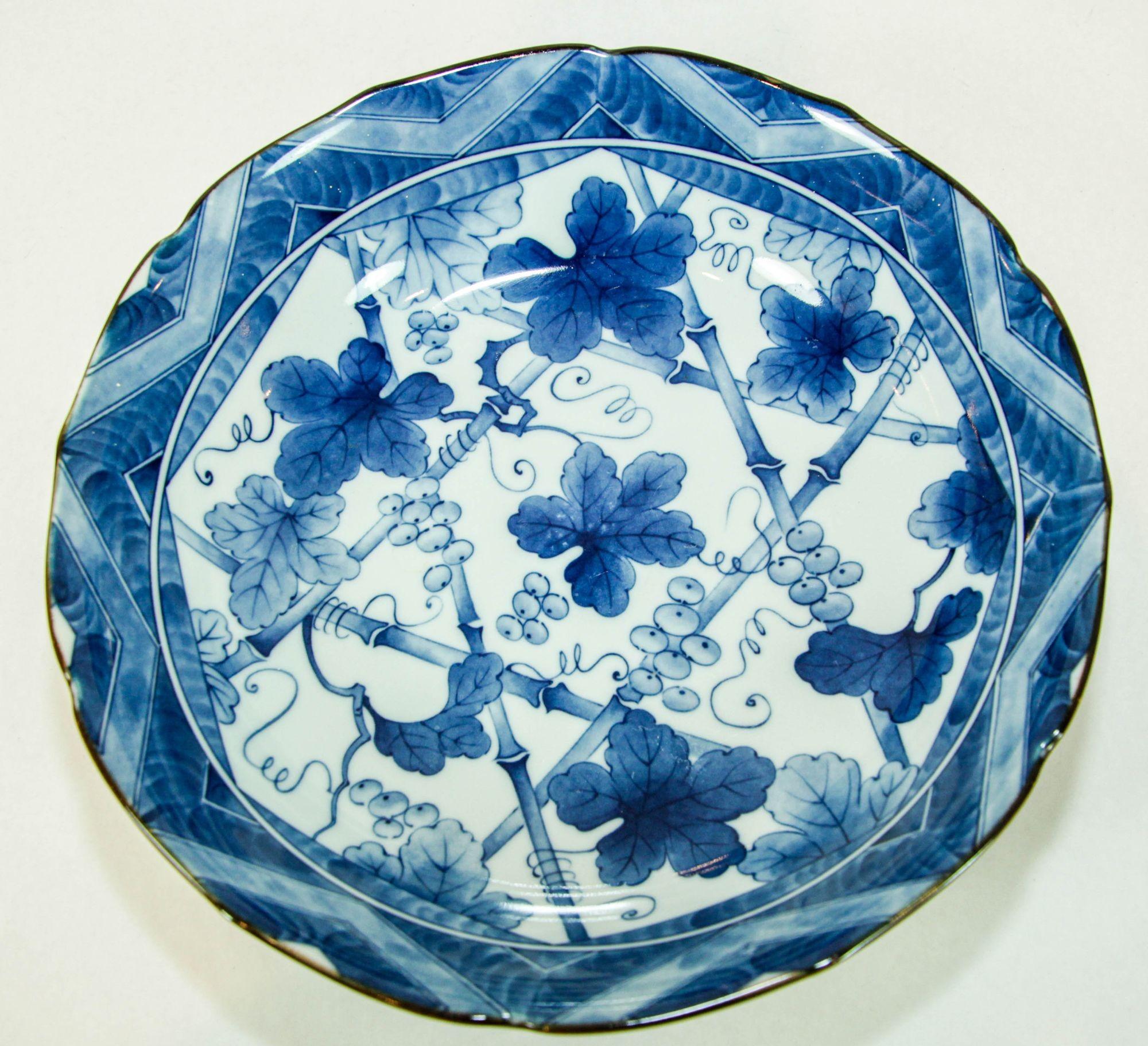 Plato Kakiemon Arita Imari Japonés de mediados de siglo firmado con follaje azul y blanco.Plato Kakiemon Japonés firmado por Sakaida Kakiemon XIII (1906-1982). Precioso cuenco de porcelana Kakiemon con diseño azul sobre fondo blanco: Kakiemon