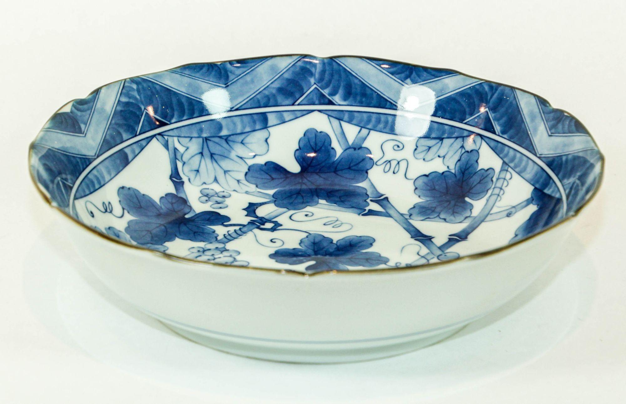 Cuenco japonés Arita Kakiemon con diseño de follaje Azul y Blanco Firmado Años 50 Anglojaponés en venta