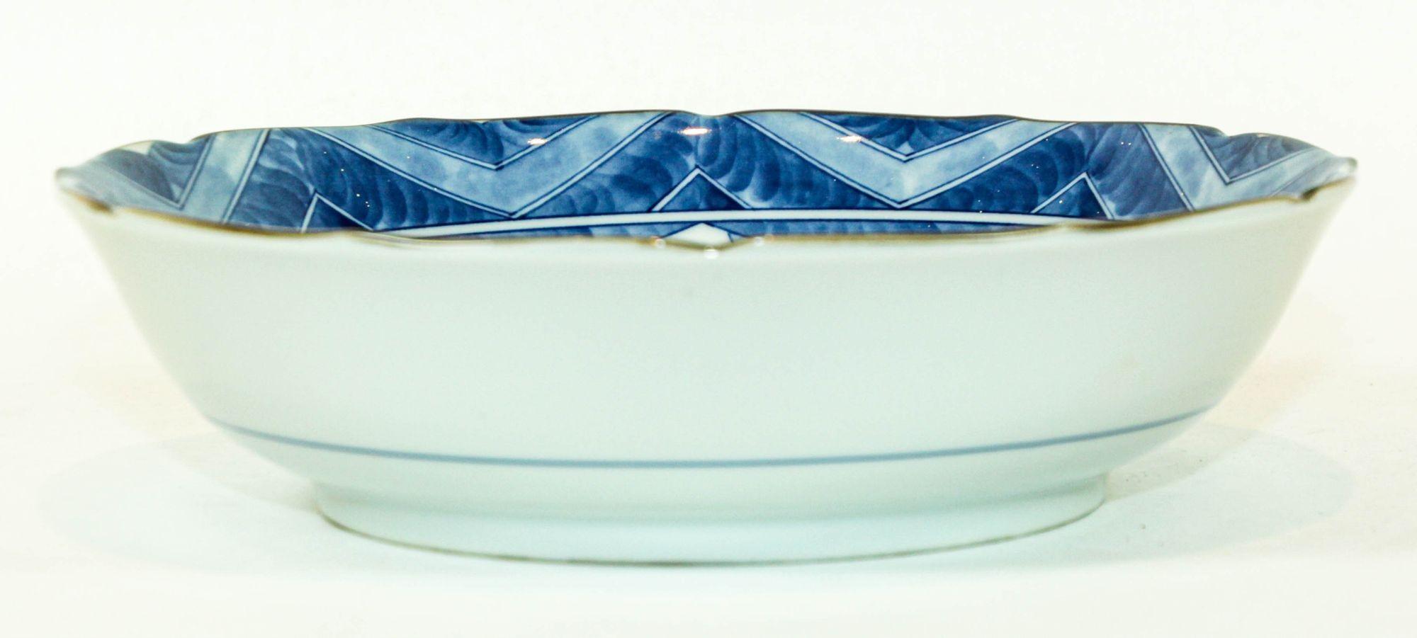 Cuenco japonés Arita Kakiemon con diseño de follaje Azul y Blanco Firmado Años 50 Japonés en venta