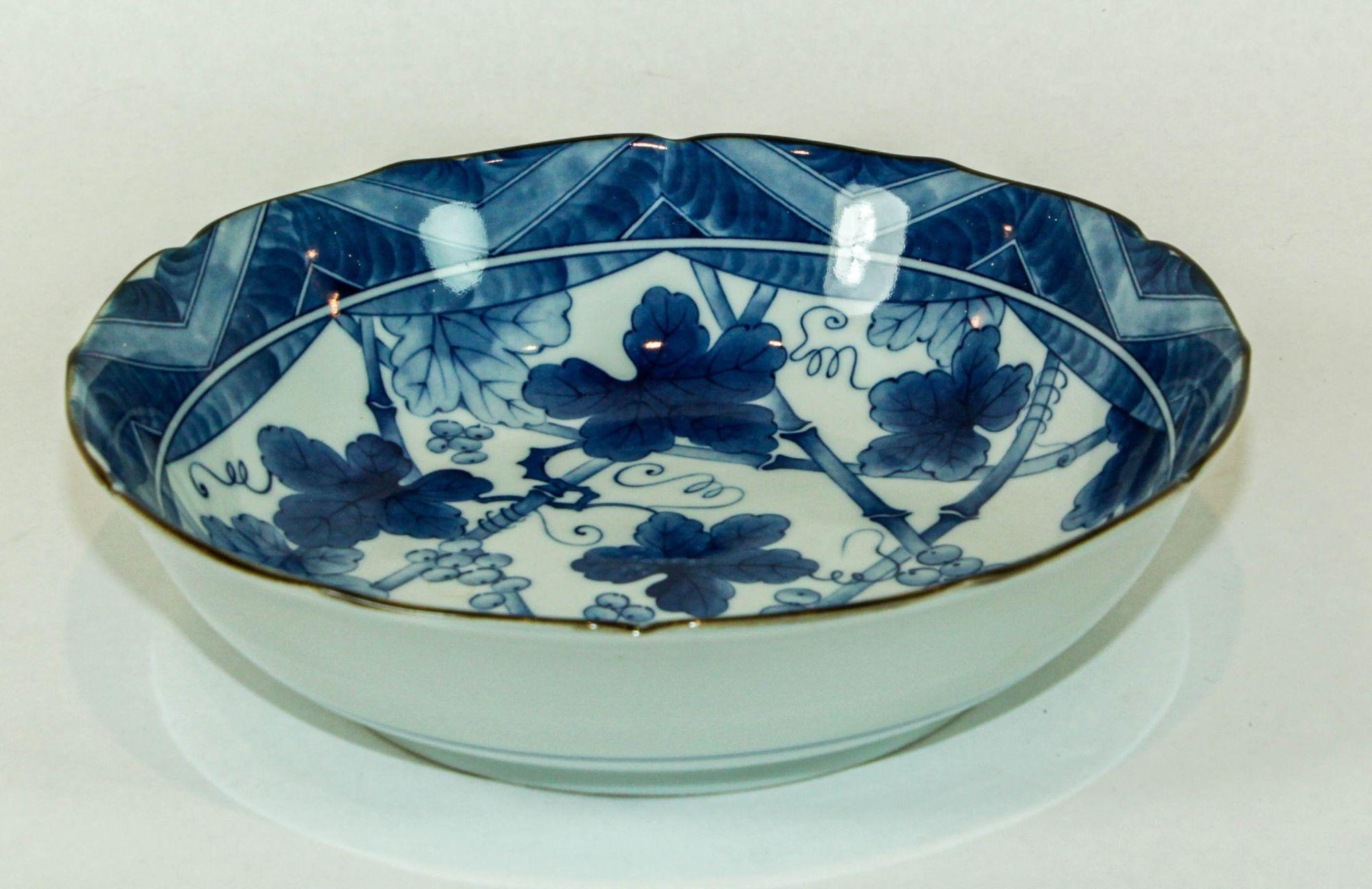 Cuenco japonés Arita Kakiemon con diseño de follaje Azul y Blanco Firmado Años 50 Hecho a mano en venta