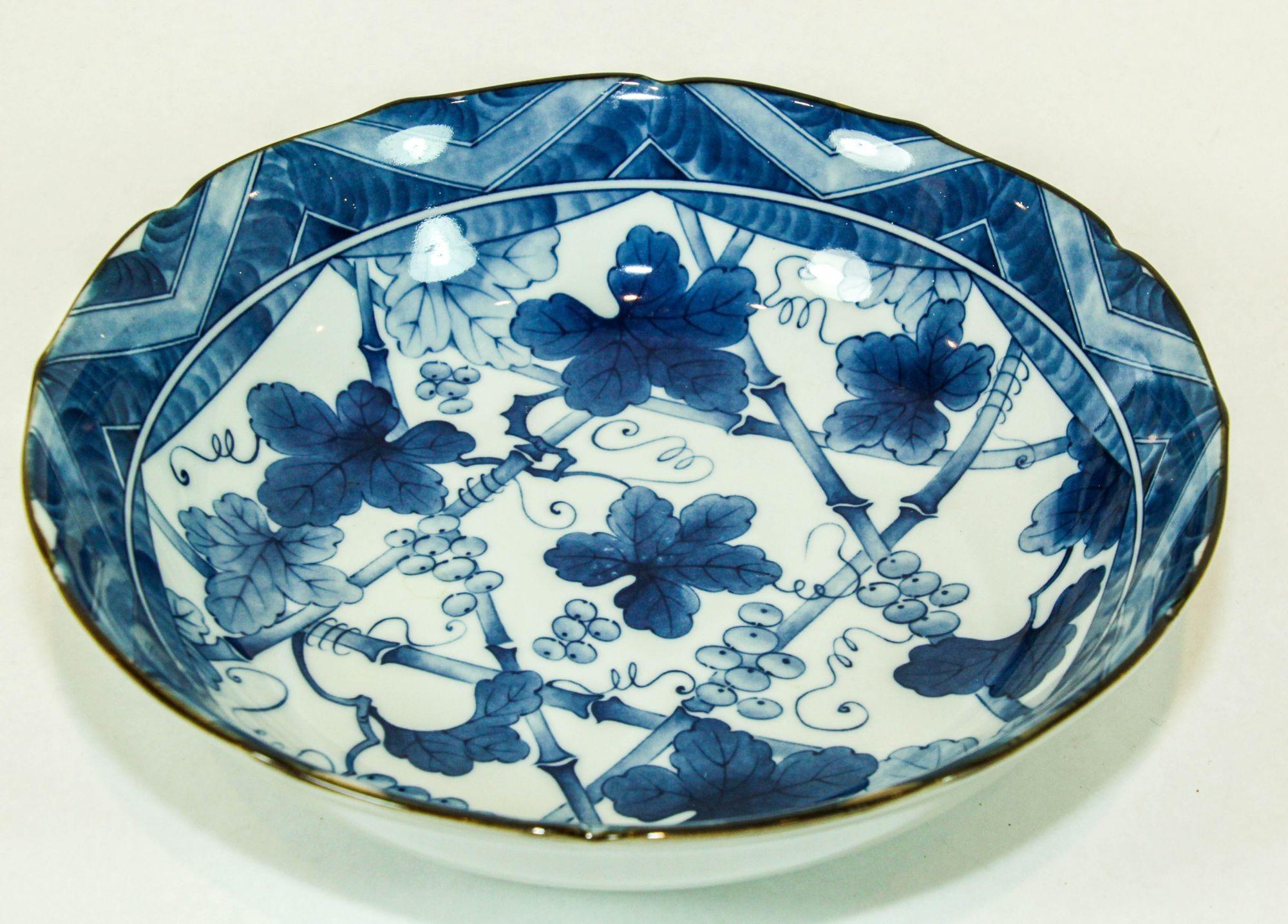 Cuenco japonés Arita Kakiemon con diseño de follaje Azul y Blanco Firmado Años 50 Porcelana en venta