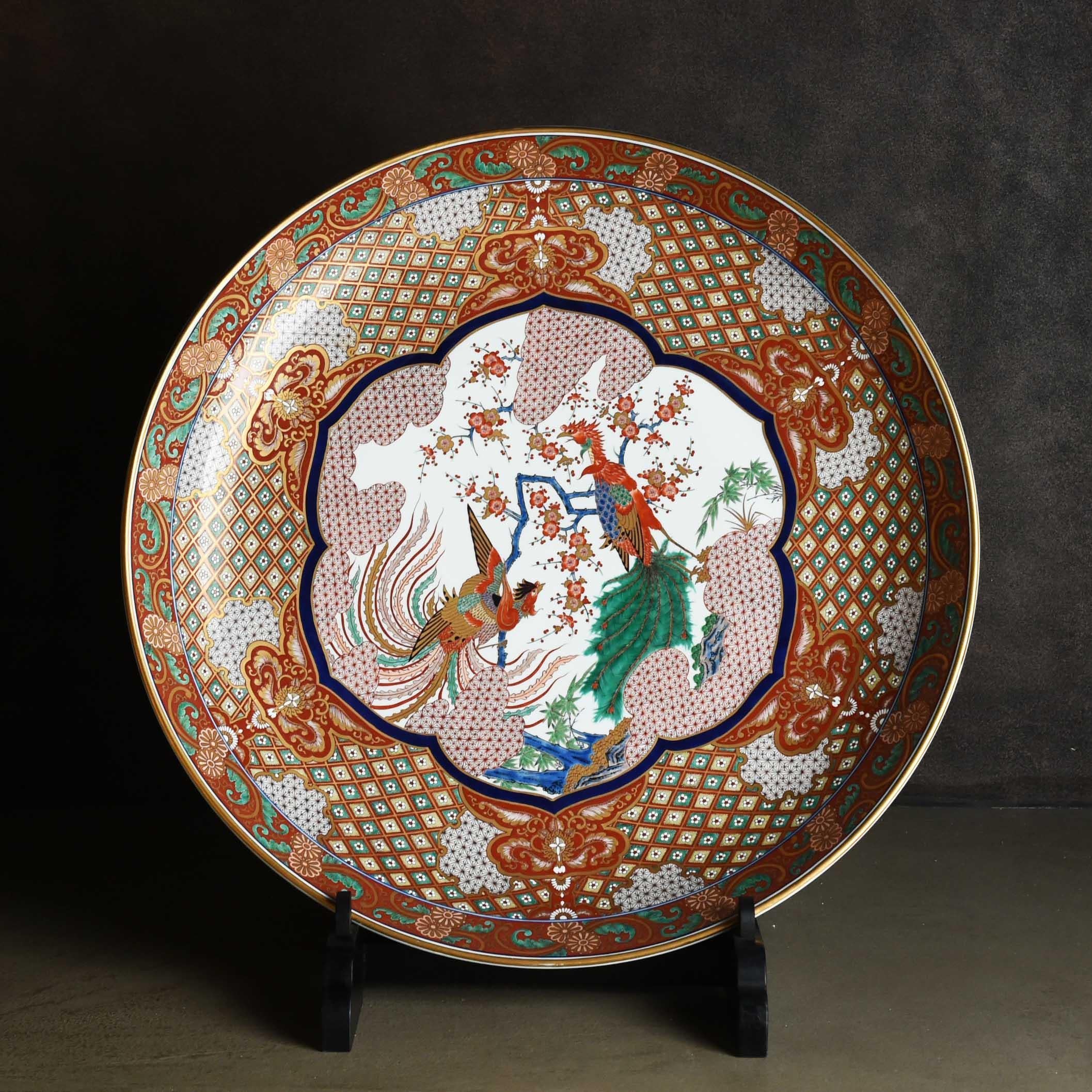 Hand-drawn. The phoenix is a symbol of peace and happiness, and is considered auspicious.

Kinran-de is a technique that originated during the prosperous Genroku period of the Edo era in Japan. Its name derives from the similarity of its luxurious
