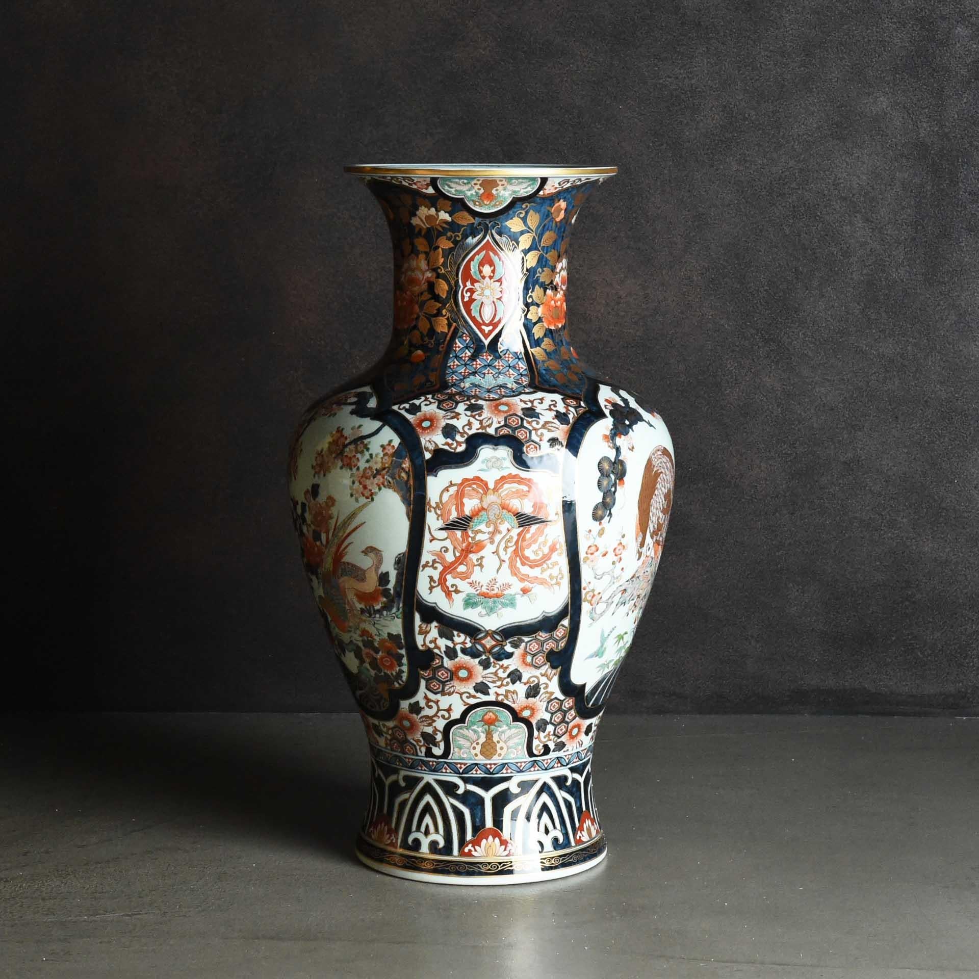 Hand-drawn. The crane is also considered a lucky motif as a long-lived creature.
Ko-akae refers to the ancient style of wucai porcelain produced before the Wanli period (1573-1620) in Jingdezhen, China.