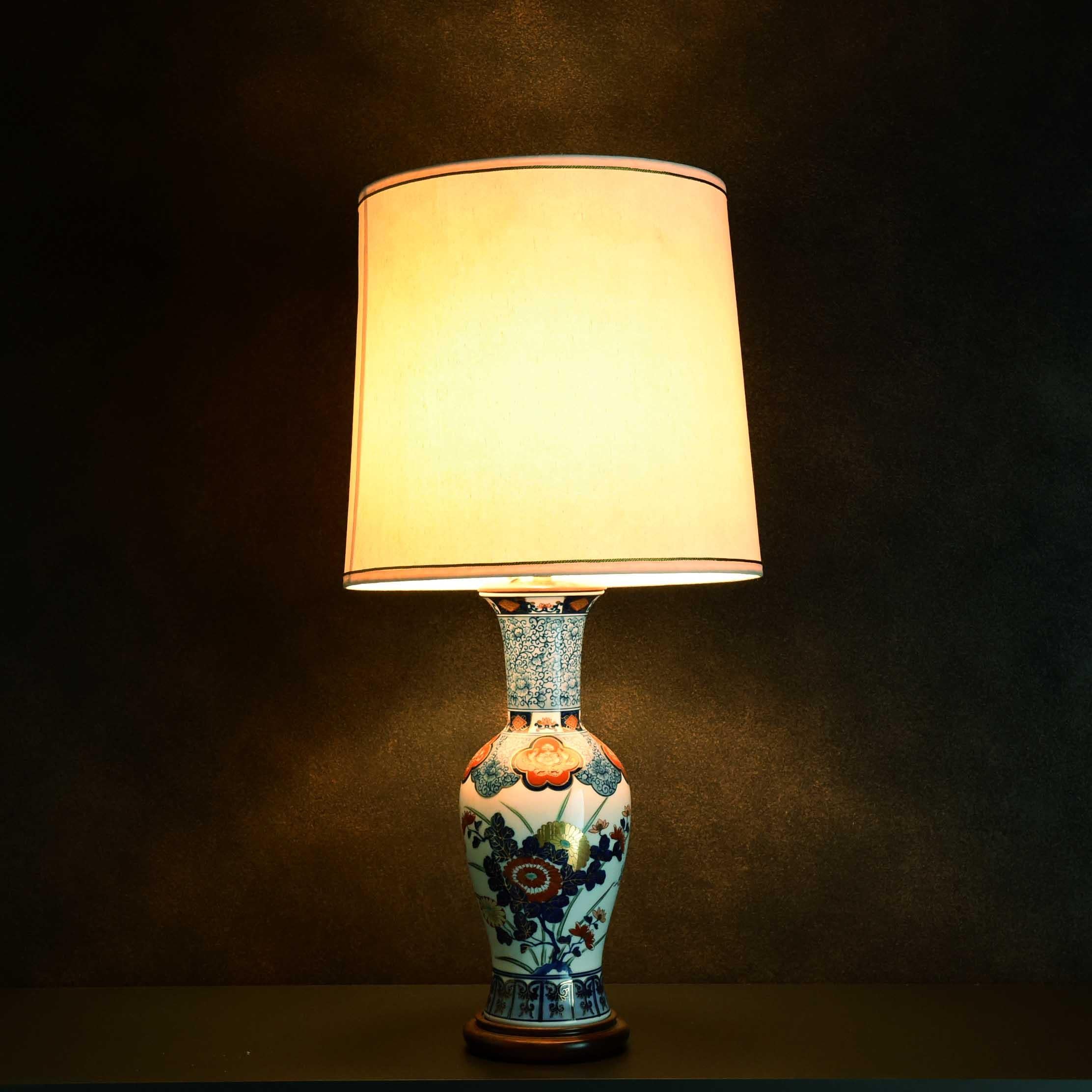 This is a hand-drawn piece. The fusion of pottery and a lamp is rare, and there are not many existing works of this kind. The choice of lighting is an important point to effectively enhance the atmosphere of the room. 