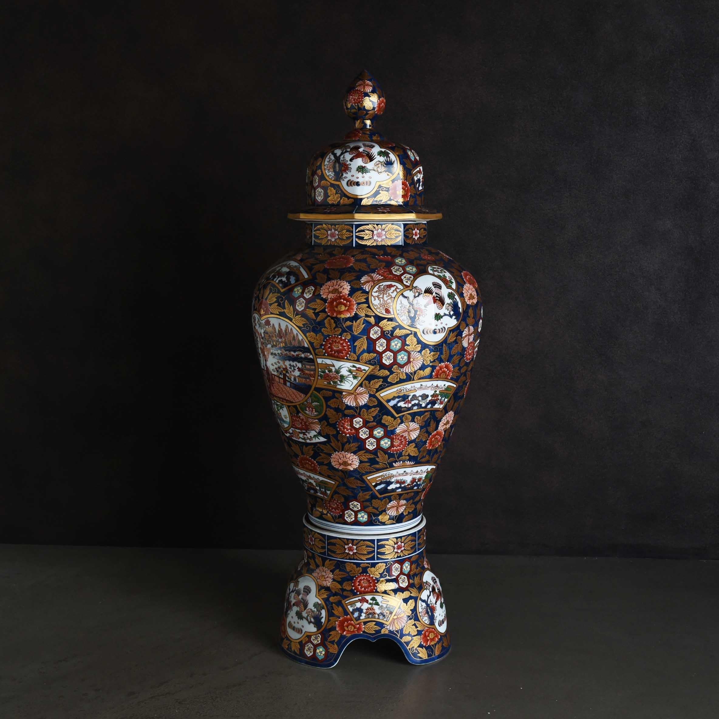 Japanische Ornamentvase „Koimari Kinkai“ aus Arita (Japonismus) im Angebot