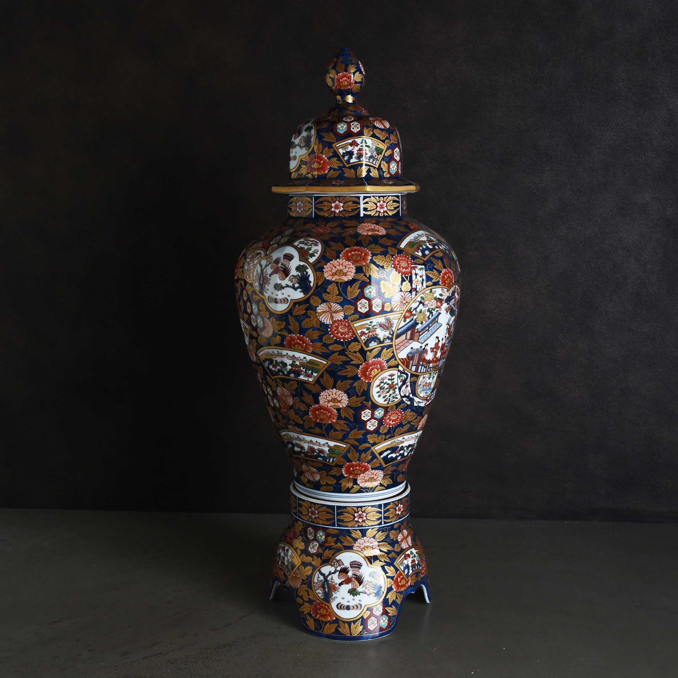 Japanische Ornamentvase „Koimari Kinkai“ aus Arita (Japanlack) im Angebot