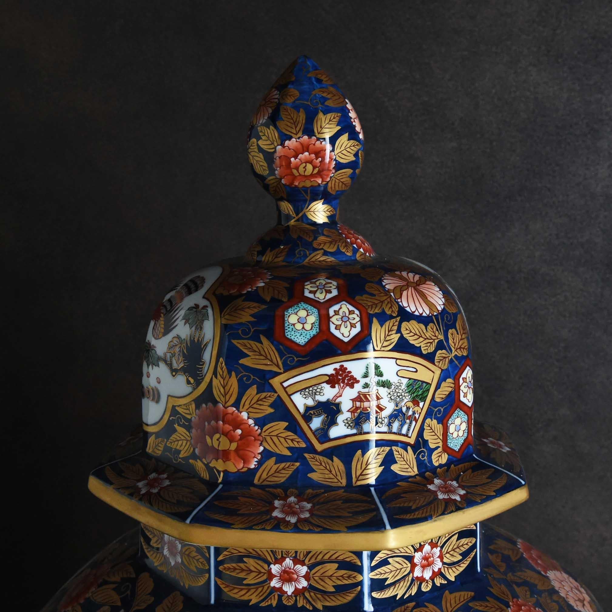 Japanische Ornamentvase „Koimari Kinkai“ aus Arita im Zustand „Hervorragend“ im Angebot in Shibuya City, JP