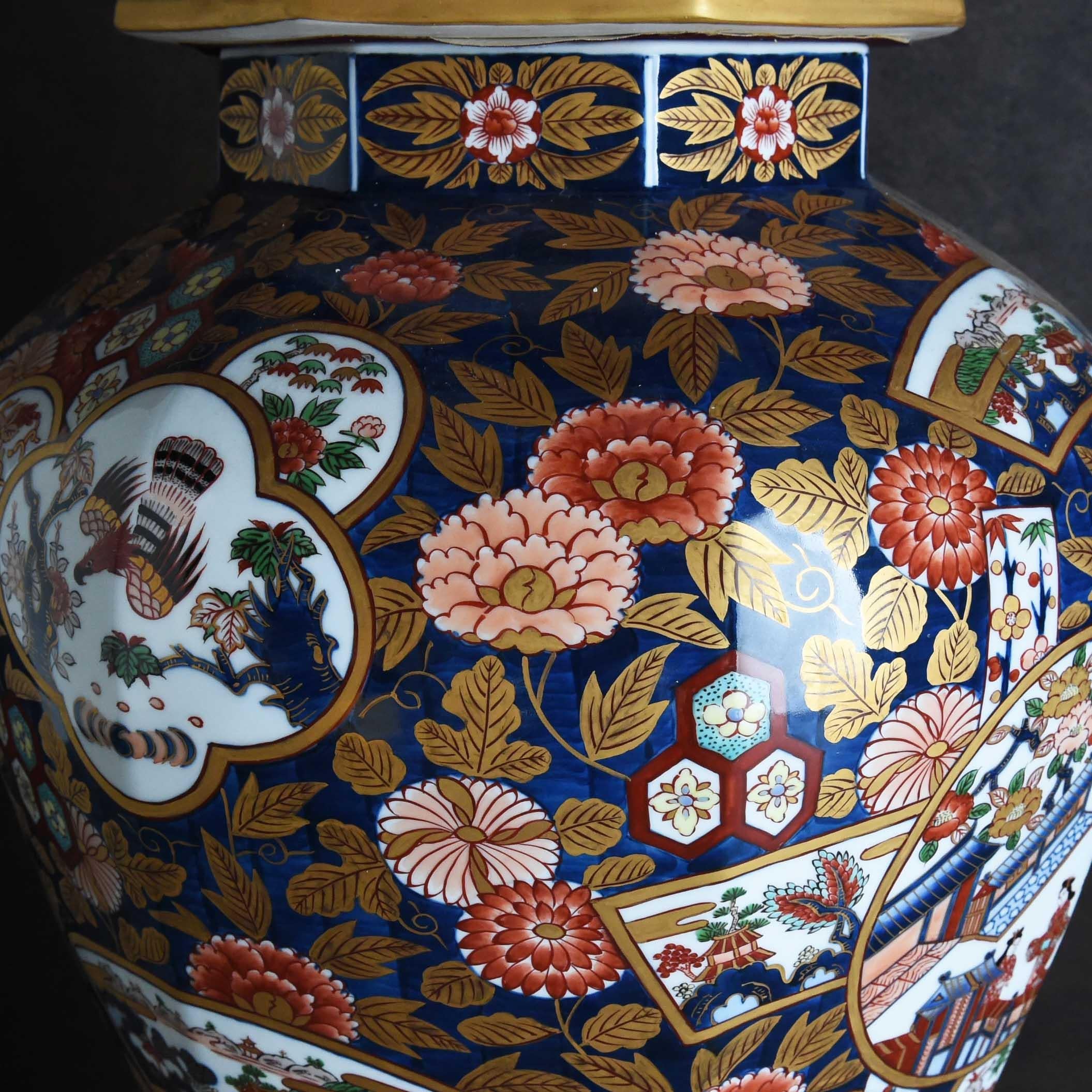 Japanische Ornamentvase „Koimari Kinkai“ aus Arita (20. Jahrhundert) im Angebot