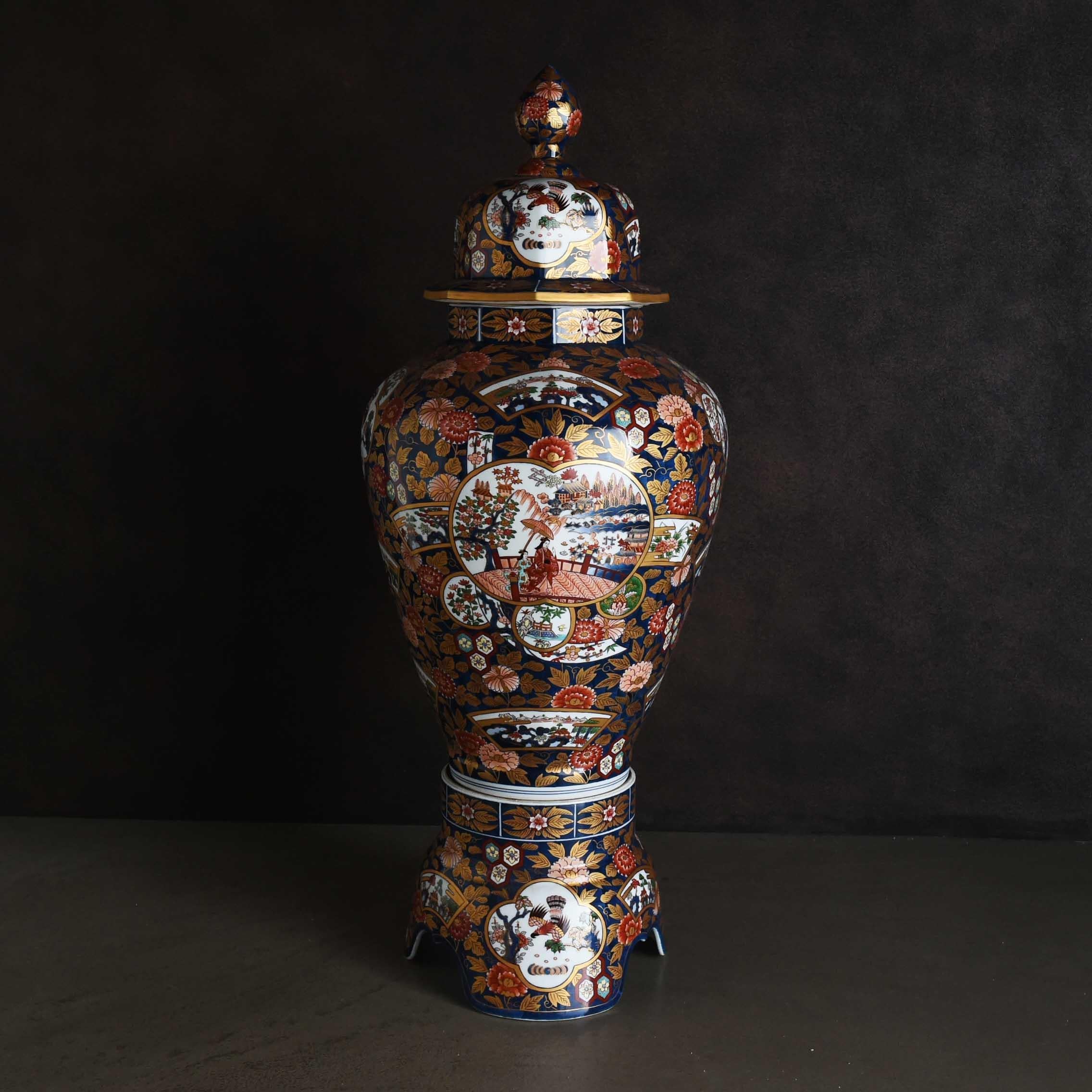 Japanische Ornamentvase „Koimari Kinkai“ aus Arita (Keramik) im Angebot