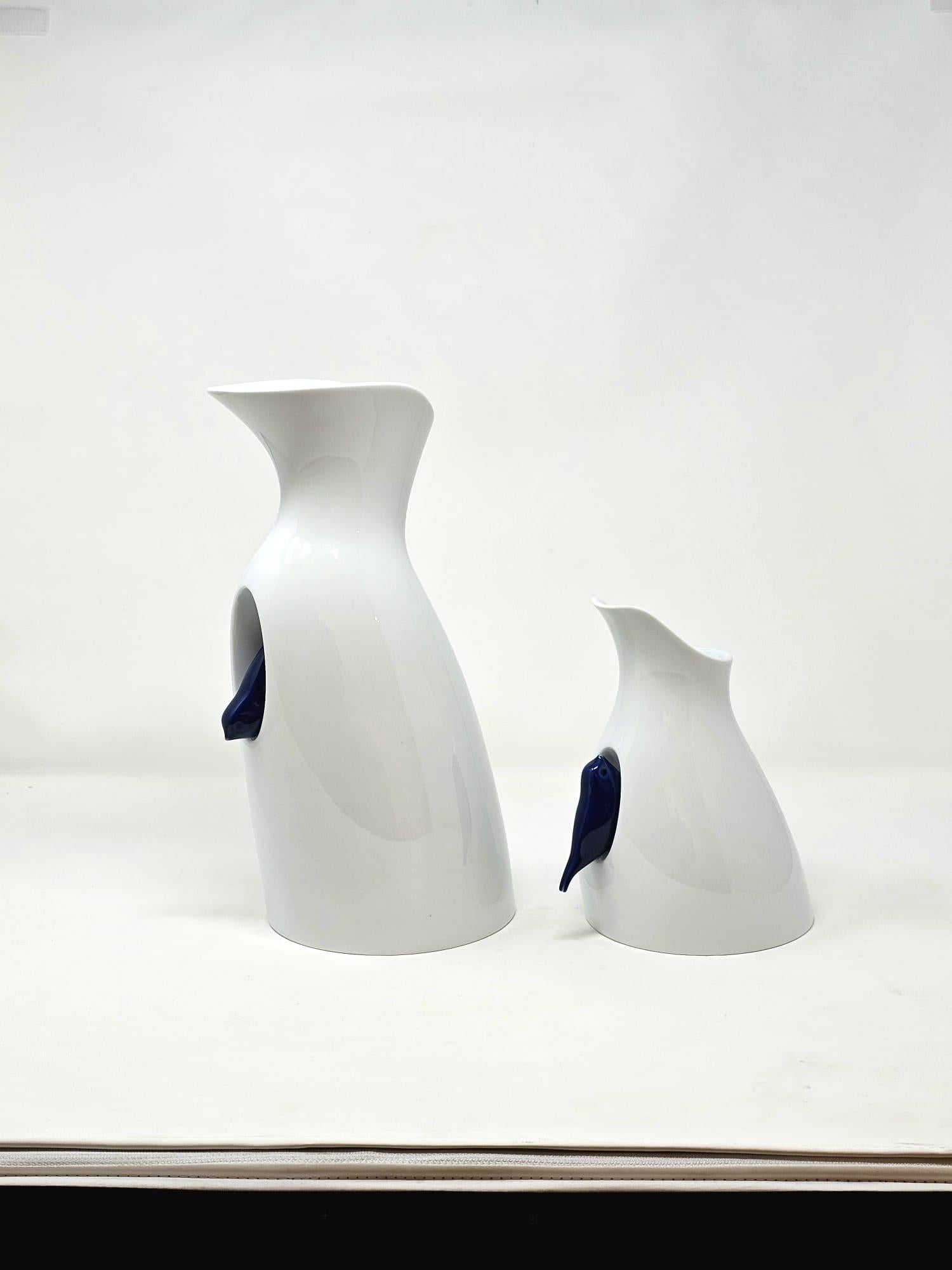 Esta poética jarra, diseñada por GumDesign y fabricada a mano en Japón por Risogama para Hands on Design, es una fusión de creatividad italiana y tradición japonesa. Un pequeño pájaro azul parece refugiarse en un nido dorado tallado en la