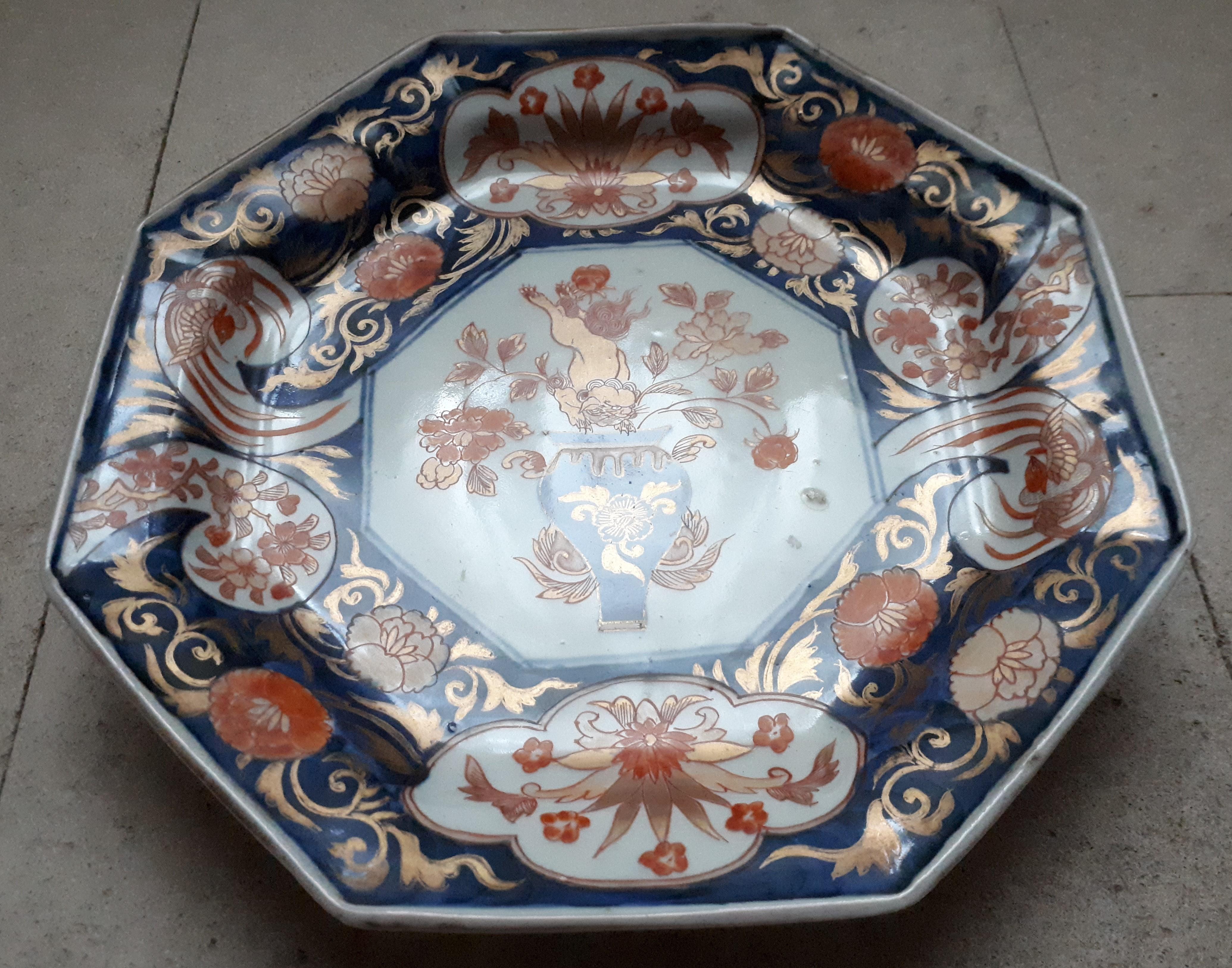 18th Century and Earlier Japanese Arita Porcelain Dish With Imari Shishi Decor, Japan Edo Period For Sale