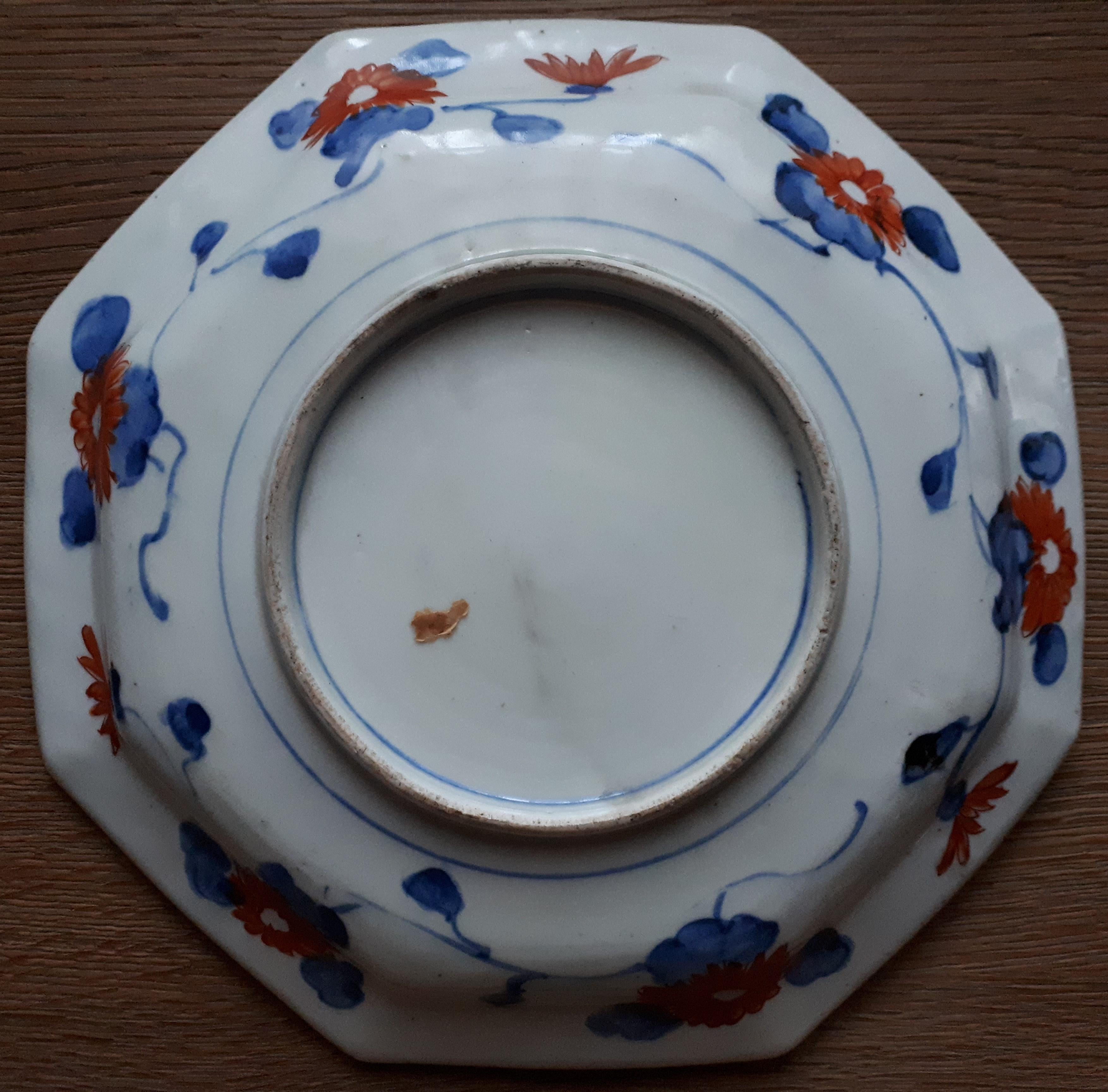 Japanese Arita Porcelain Dish With Imari Vase Decor, Japan Edo Period For Sale 6