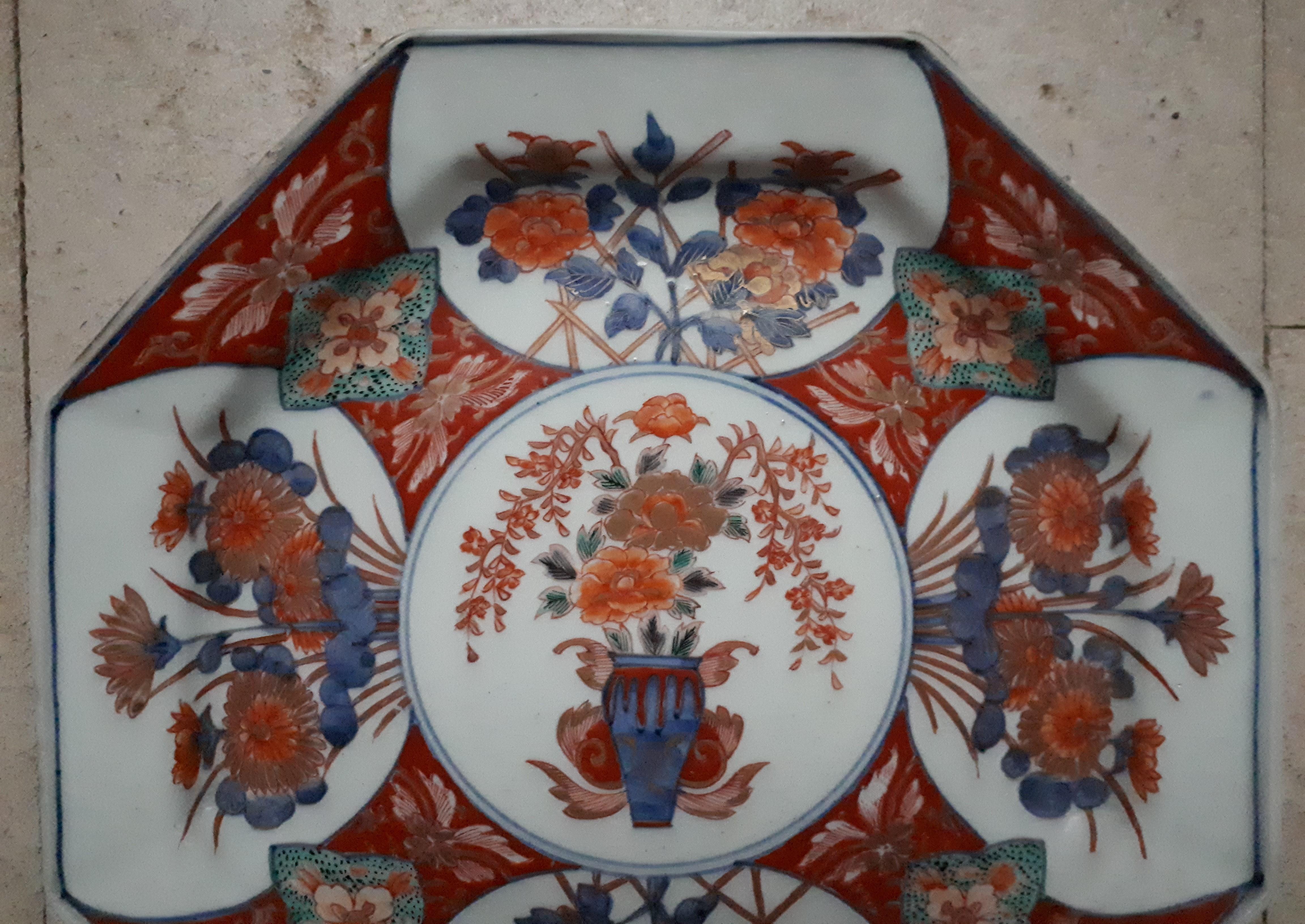 Japanese Arita Porcelain Dish With Imari Vase Decor, Japan Edo Period In Good Condition For Sale In Saverne, Grand Est